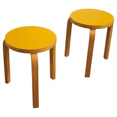 Paire de rares tabourets 60 en formica jaune d'origine d'Alvar Aalto, Artek, années 1950