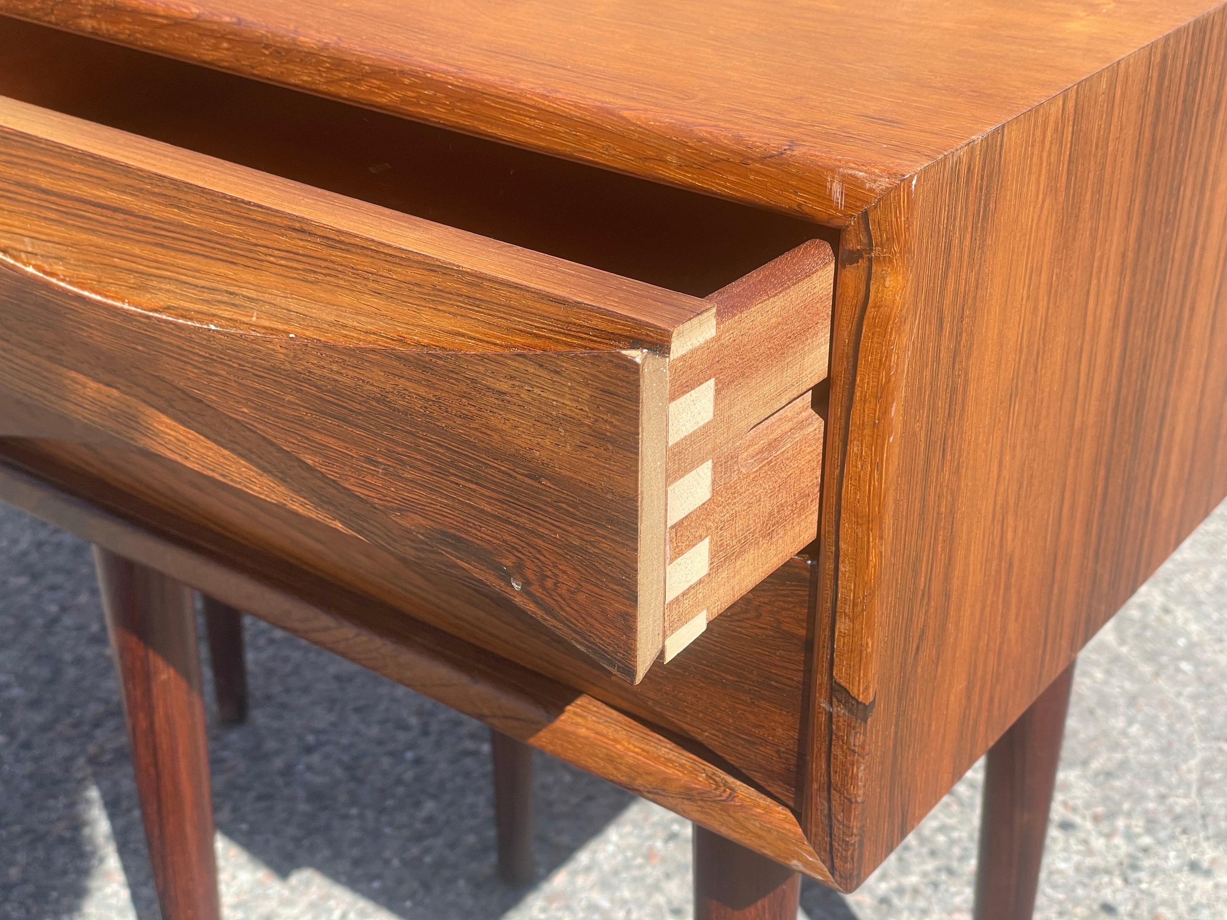 Mid-Century Modern Paire de rares tables de chevet danoises du milieu du siècle Arne Vodder des années 1950