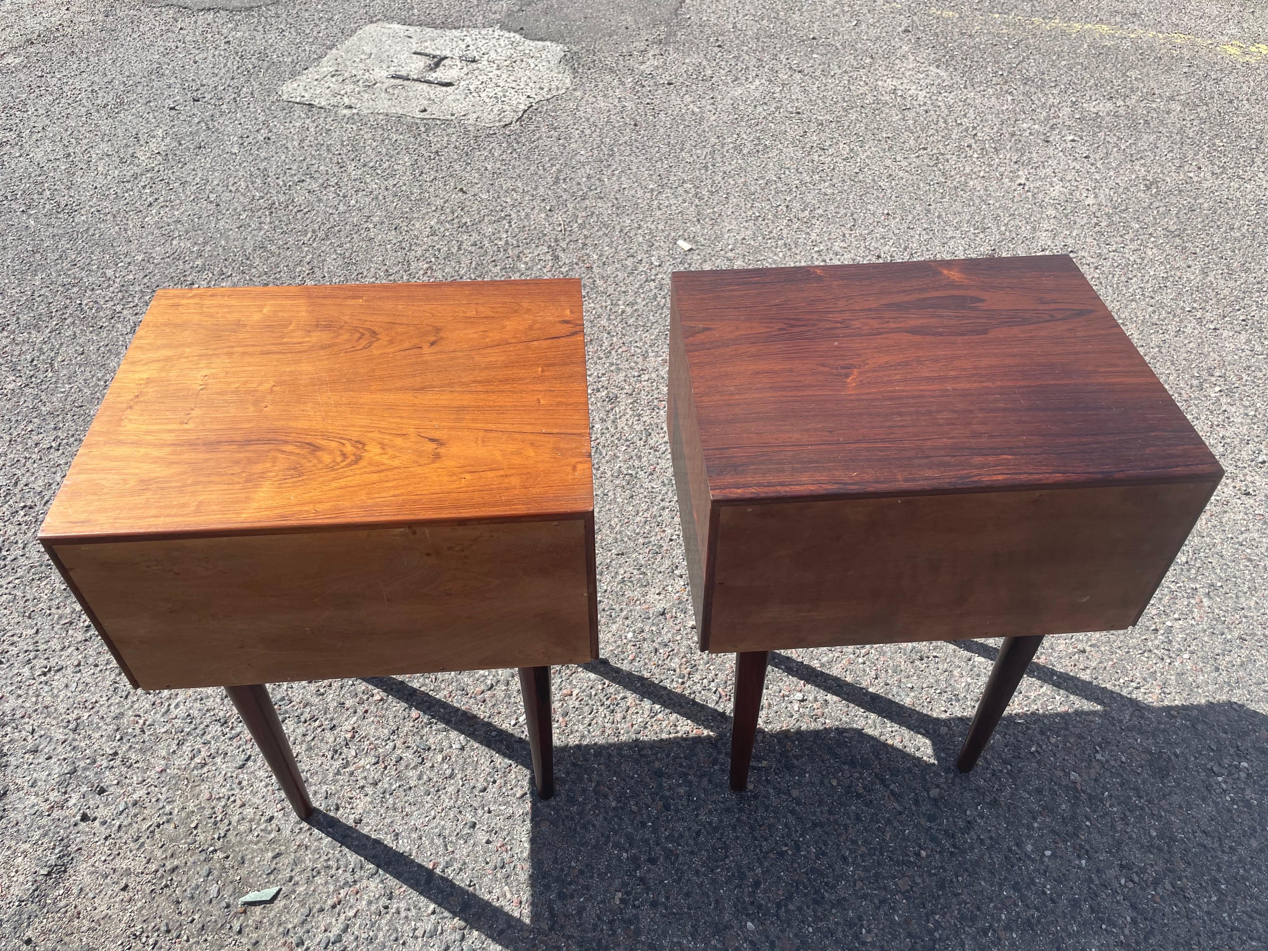Paire de rares tables de chevet danoises du milieu du siècle Arne Vodder des années 1950 Bon état à Copenhagen, DK