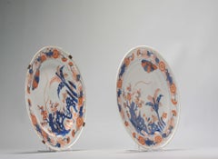 Paire de rares assiettes plates Imari en porcelaine chinoise de la période Kangxi marquées de fleurs