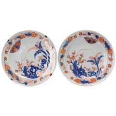 Coppia di rari piatti piani in Imari Porcelain cinese del periodo Kangxi con marchio floreale