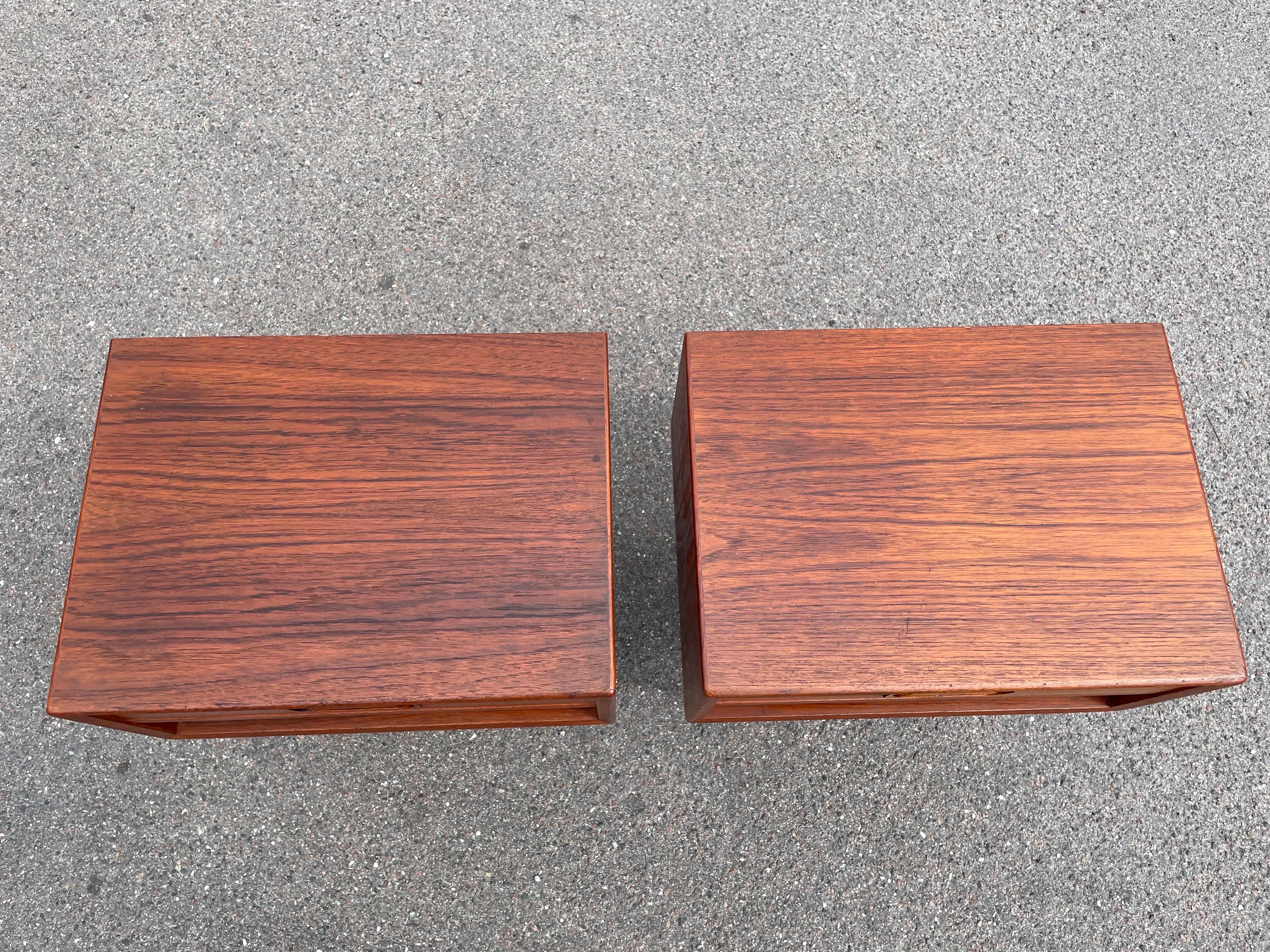 A pair of rare Johannes Andersen for Dyrlund teak nightstands from the 1960´s In Good Condition For Sale In Copenhagen, DK