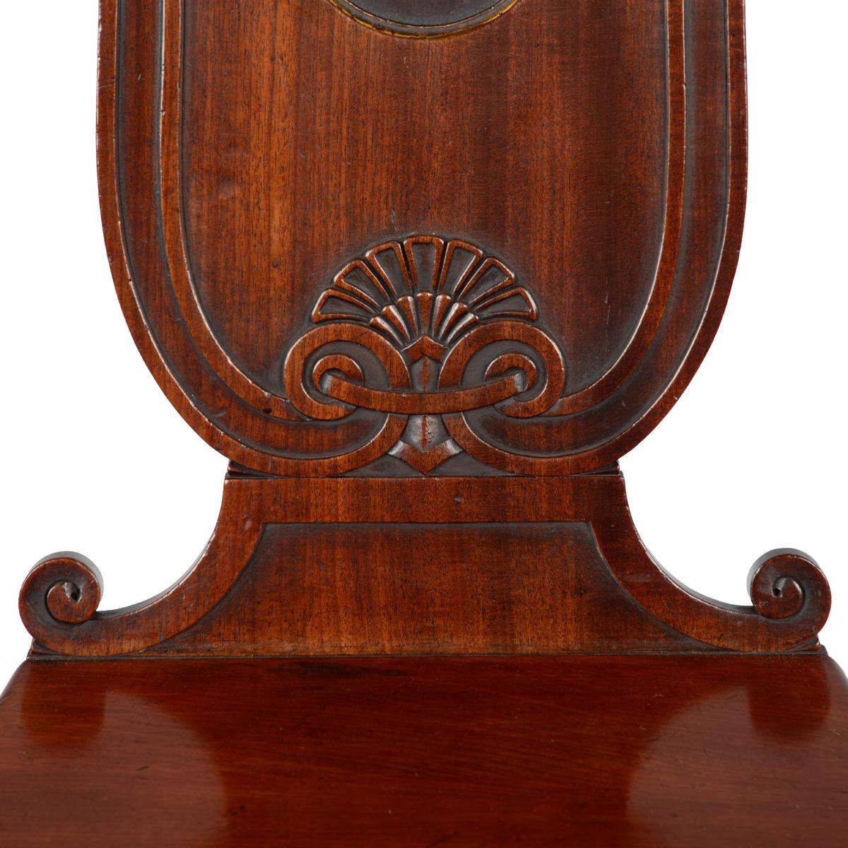 Paar seltene Regency-Mahagoni-Hallenstühle aus der Familie Bateson (19. Jahrhundert) im Angebot