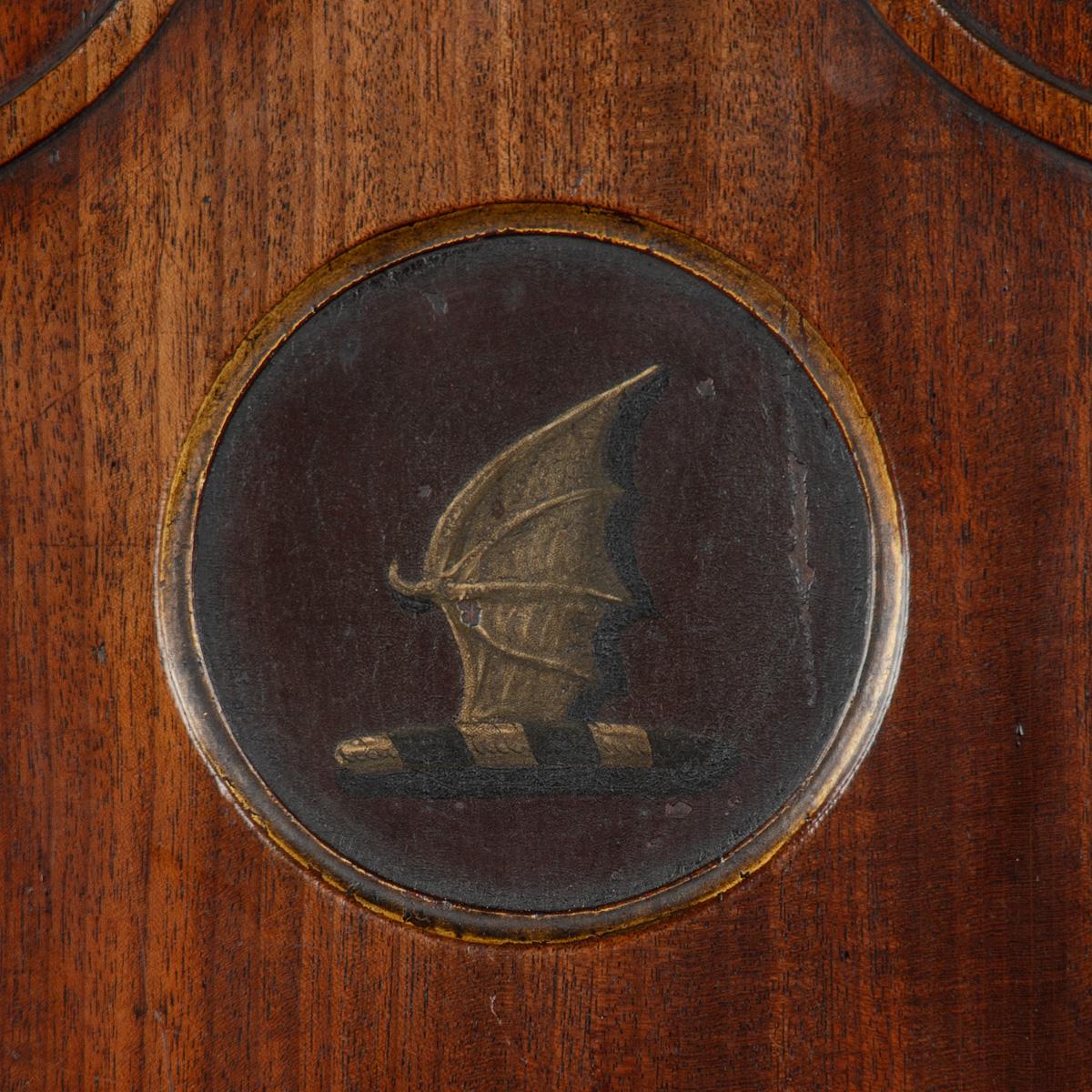 Paar seltene Regency-Mahagoni-Hallenstühle aus der Familie Bateson im Angebot 1