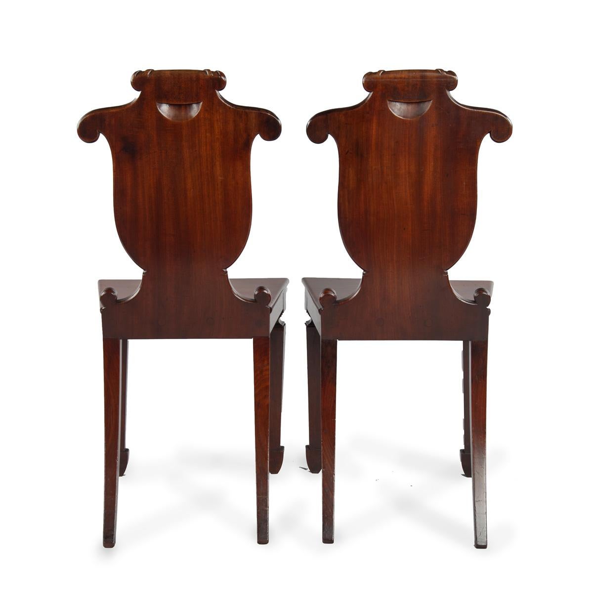 Paar seltene Regency-Mahagoni-Hallenstühle aus der Familie Bateson im Angebot 3