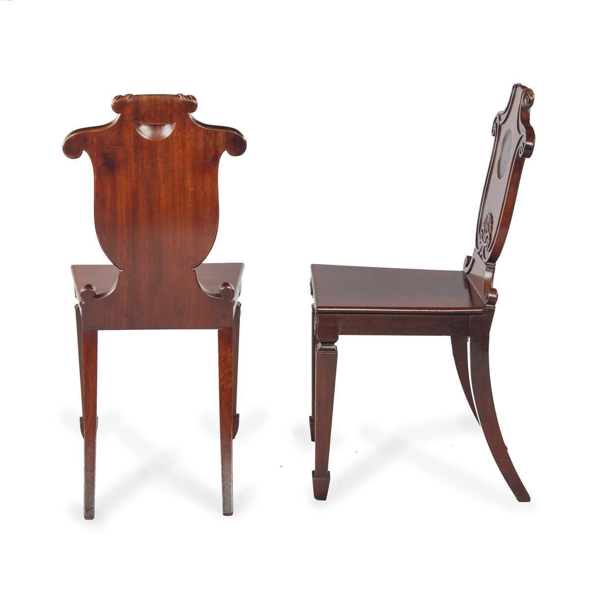 Paar seltene Regency-Mahagoni-Hallenstühle aus der Familie Bateson im Angebot 4