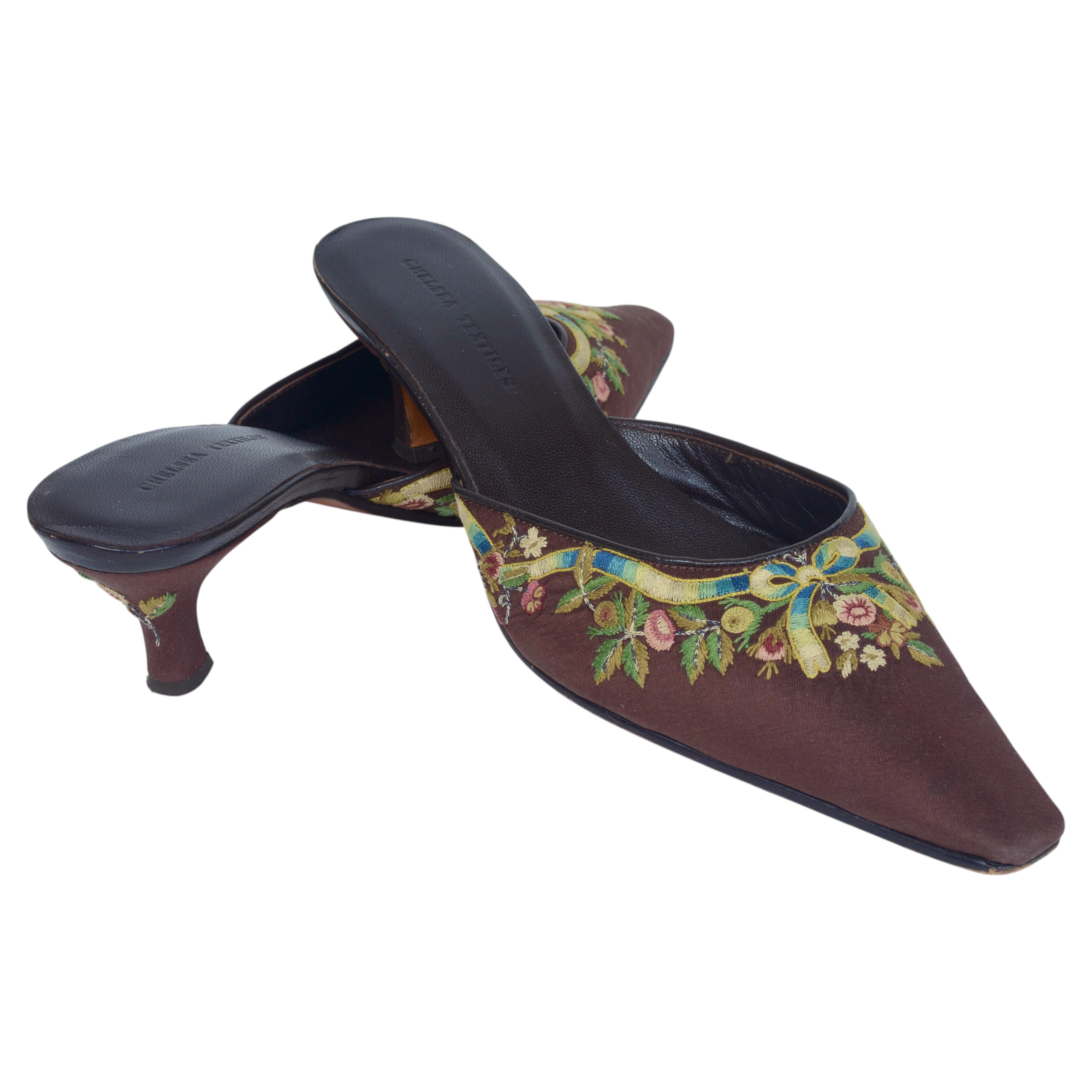 Une paire de mules vintage rares de la marque Chelsea Textiles, ornées de broderies au point de croix et dotées d'un talon « kitten heel »