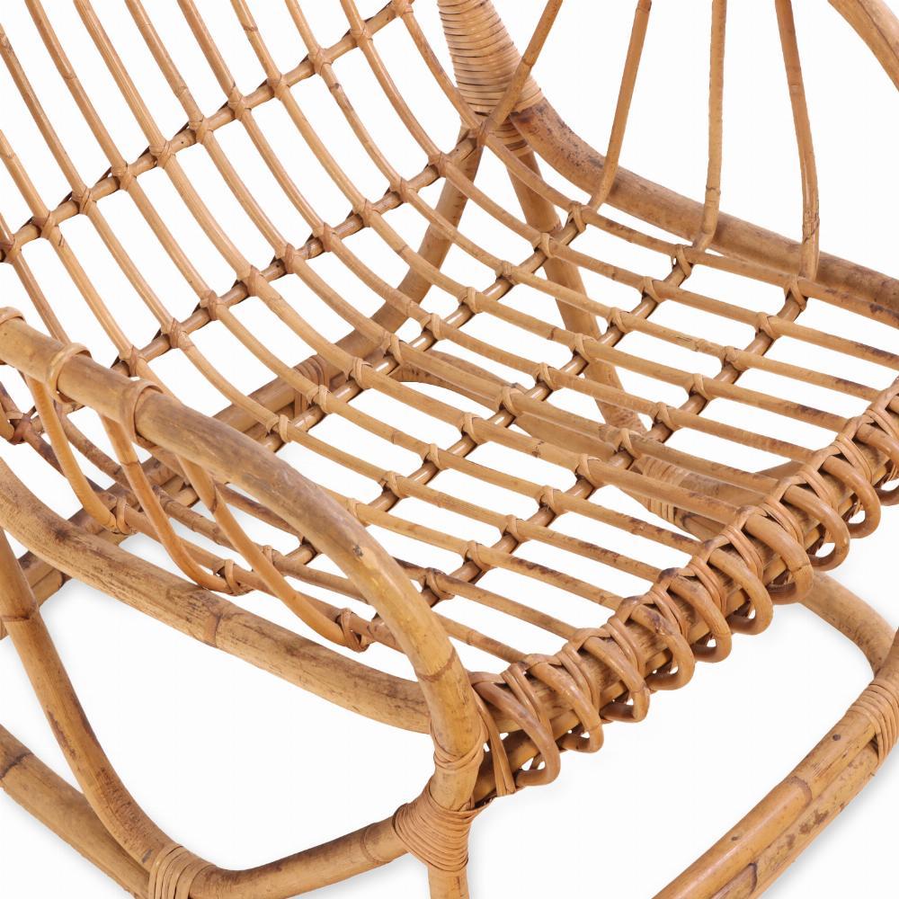 Attribuita all'iconico designer italiano Tito Agnoli, questa coppia scultorea di sedie da salotto in rattan esemplifica l'eleganza moderna di metà secolo con un tocco rilassato e organico. Realizzate in Italia negli anni '60, le loro curve ampie e i