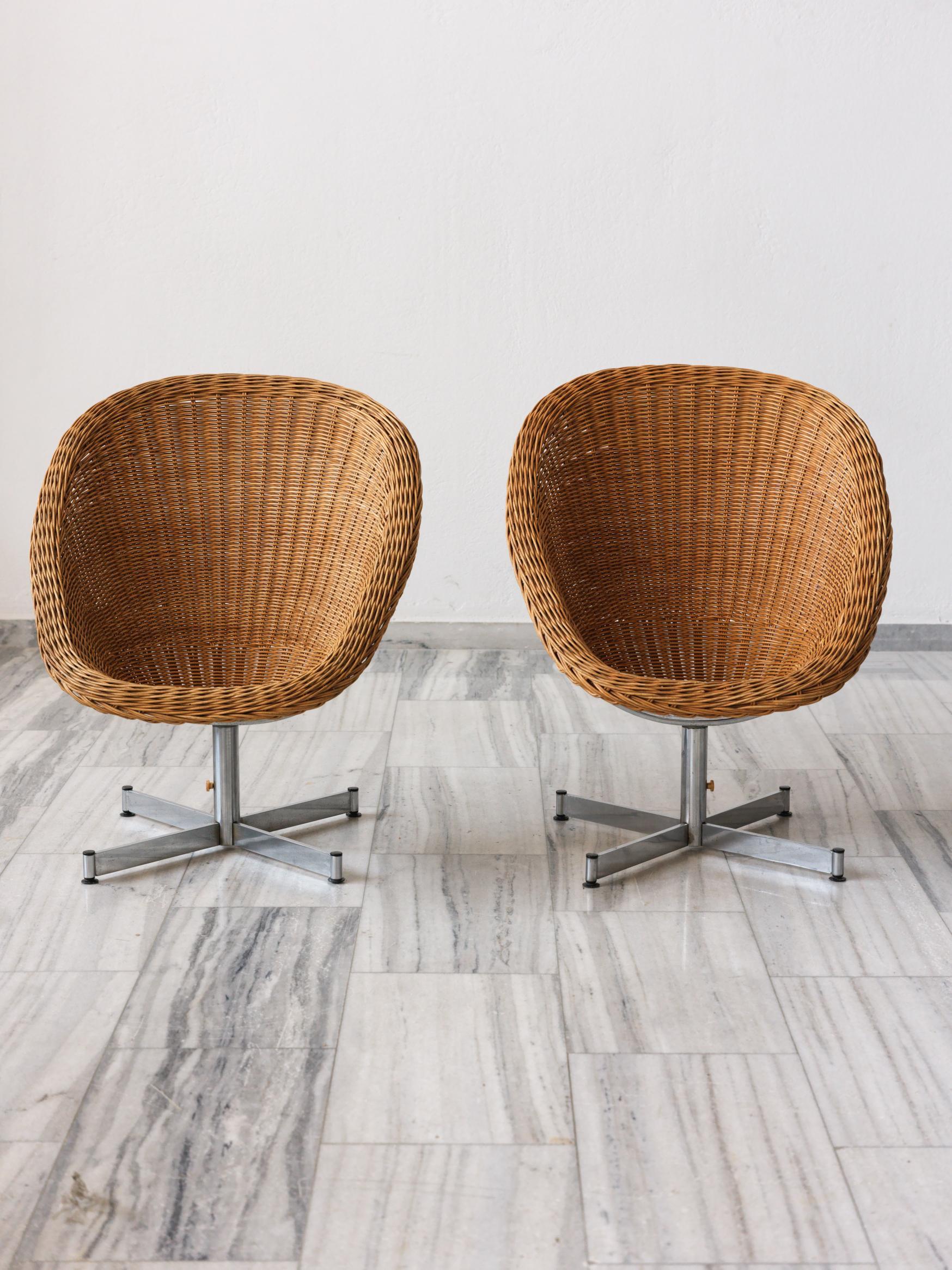 Paire de fauteuils pivotants en rotin de style hollandais du milieu du siècle dernier. Conçu par Dirk van Sliedregt pour Rohe Noordwolde. Il est doté d'une base pivotante chromée et d'une assise confortable en rotin. Travail du rotin tressé à la