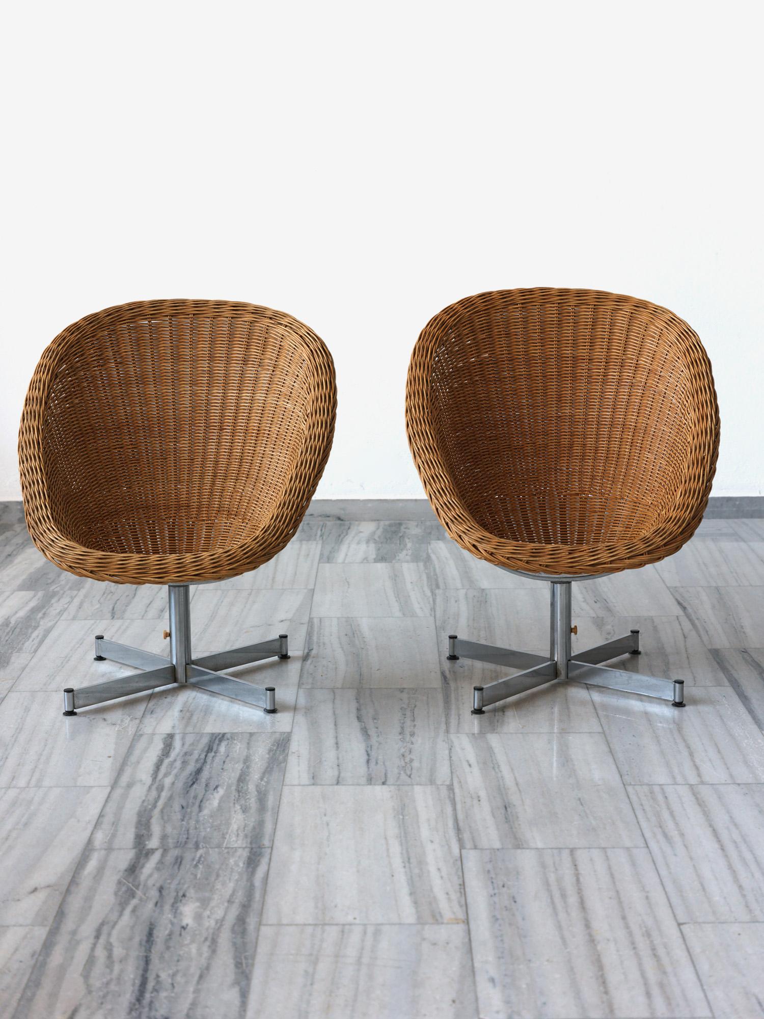 Un par de sillas giratorias de ratán de diseño holandés moderno de mediados de siglo. Diseñado por Dirk Van Sliedregt para Rohe Noordwolde. Tiene una base giratoria cromada y un cómodo asiento de ratán. Trabajo de ratán tejido a mano base dura de