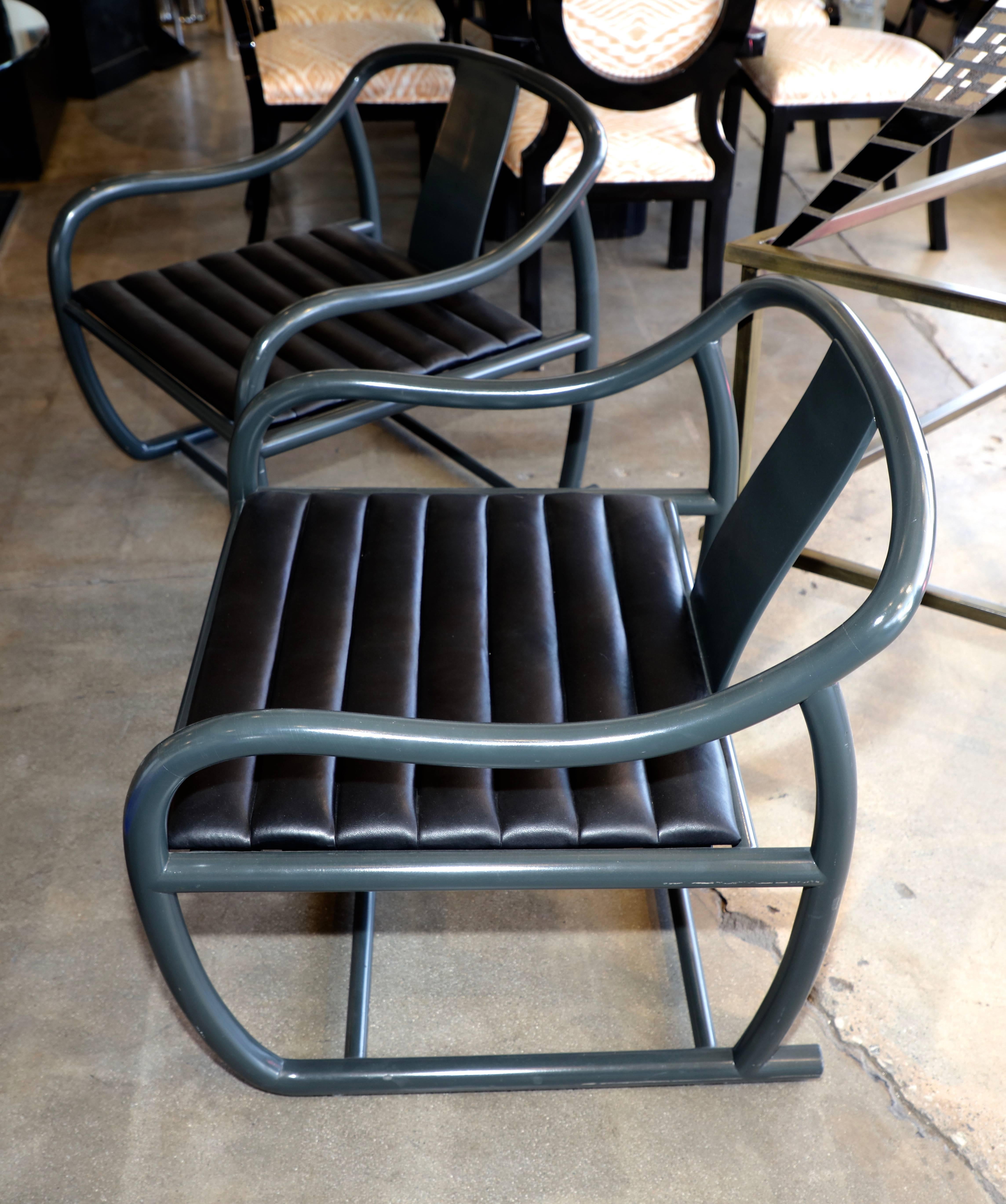 Une belle paire de fauteuils stylisés conçus par Raymond Jurado. Design très élégant avec des sièges en cuir. Ils auraient besoin d'un coussin arrière. Il y a quelques pertes de peinture:: dont la pire est illustrée:: et quelques autres marques