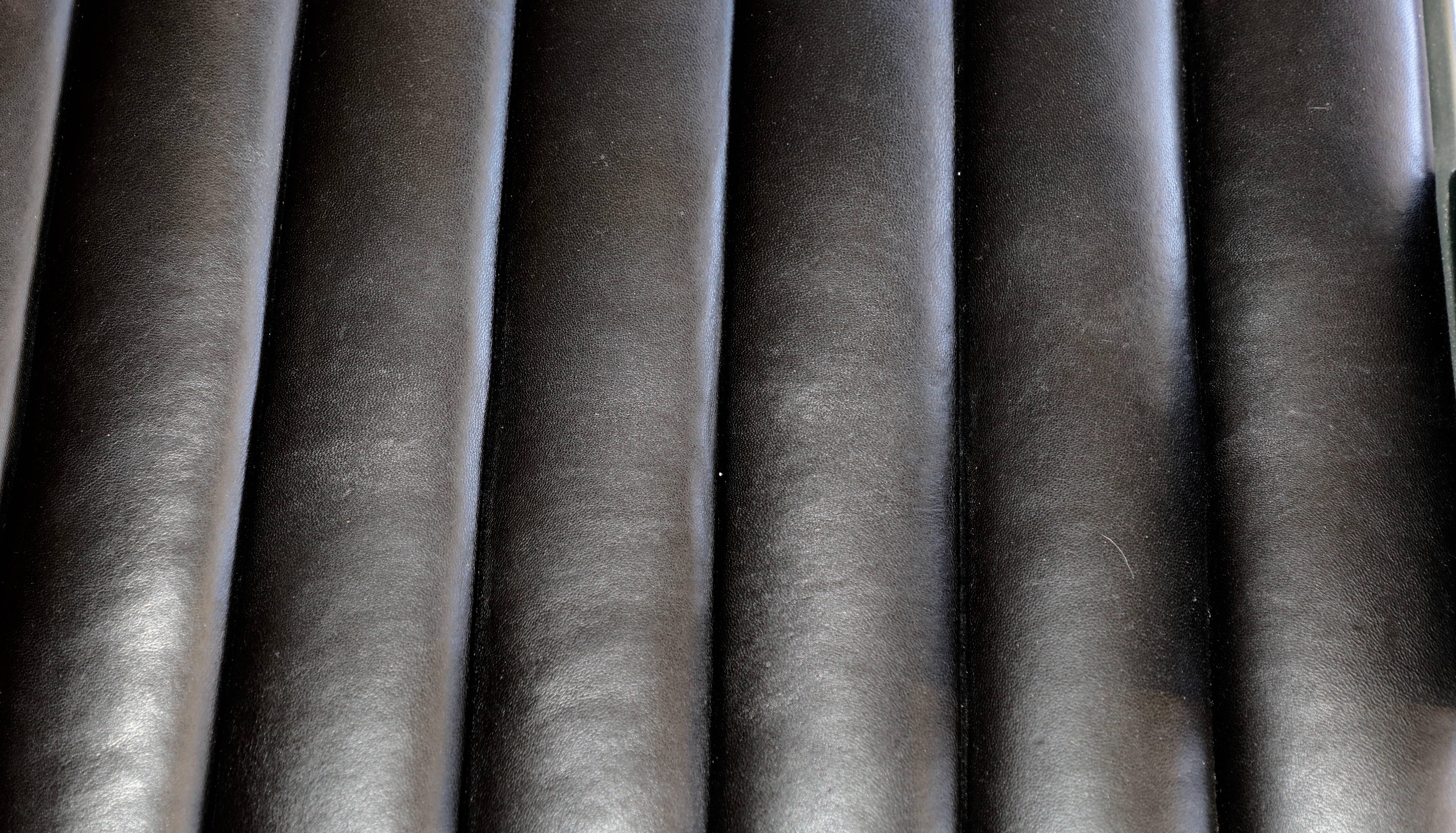 20ième siècle Paire de chaises stylisées conçues par Raymond Jurado