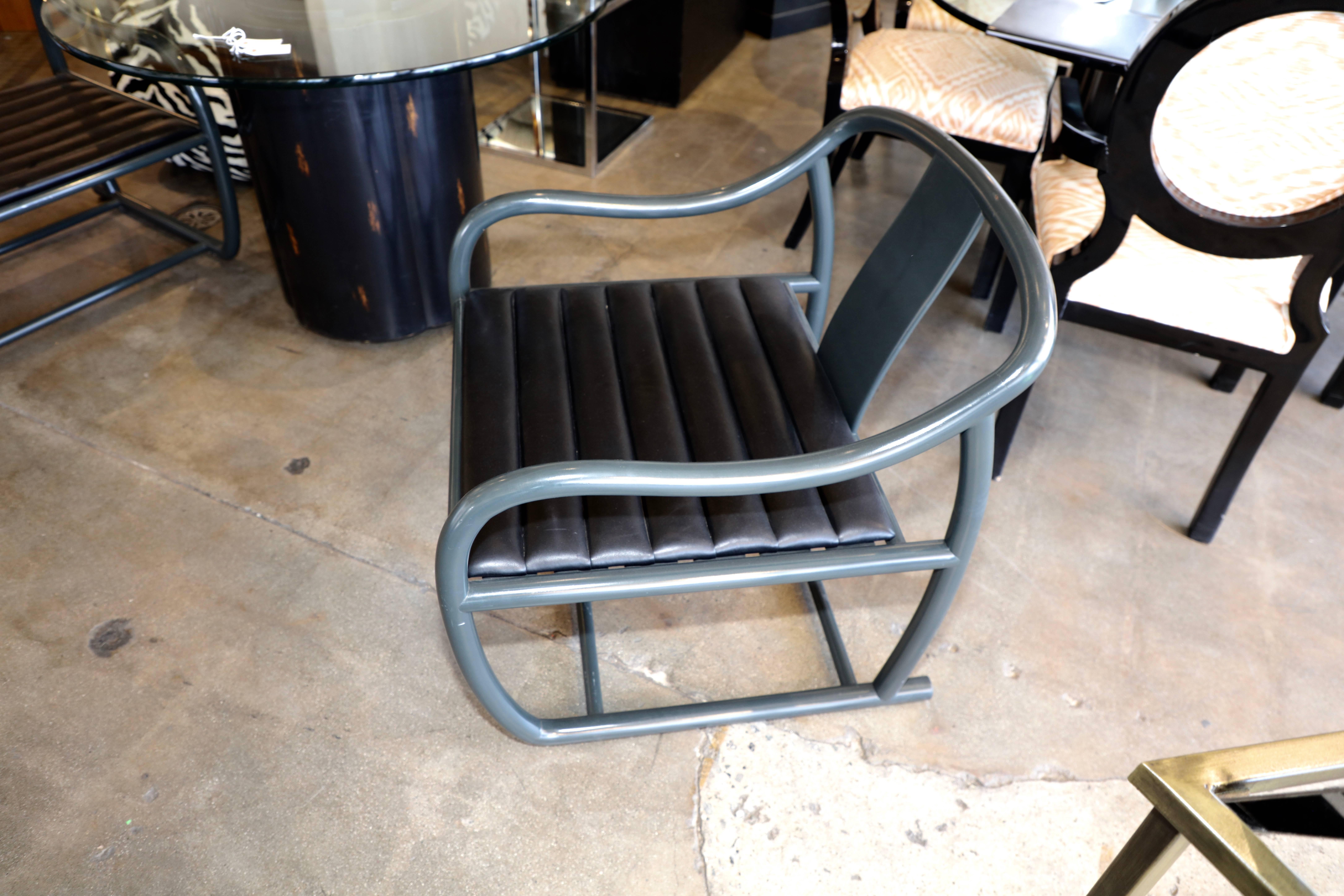 Paire de chaises stylisées conçues par Raymond Jurado 3