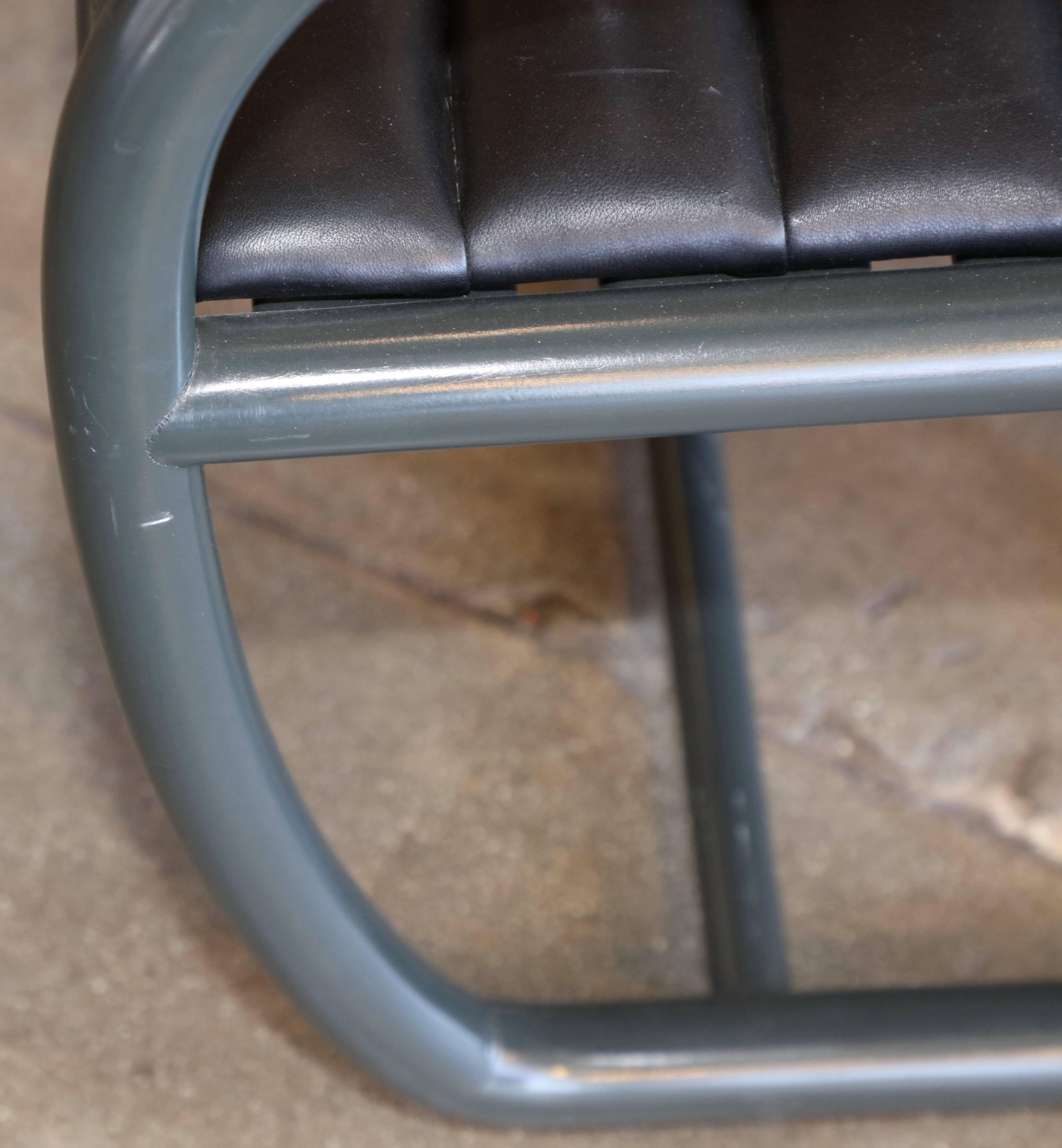 Paire de chaises stylisées conçues par Raymond Jurado 4