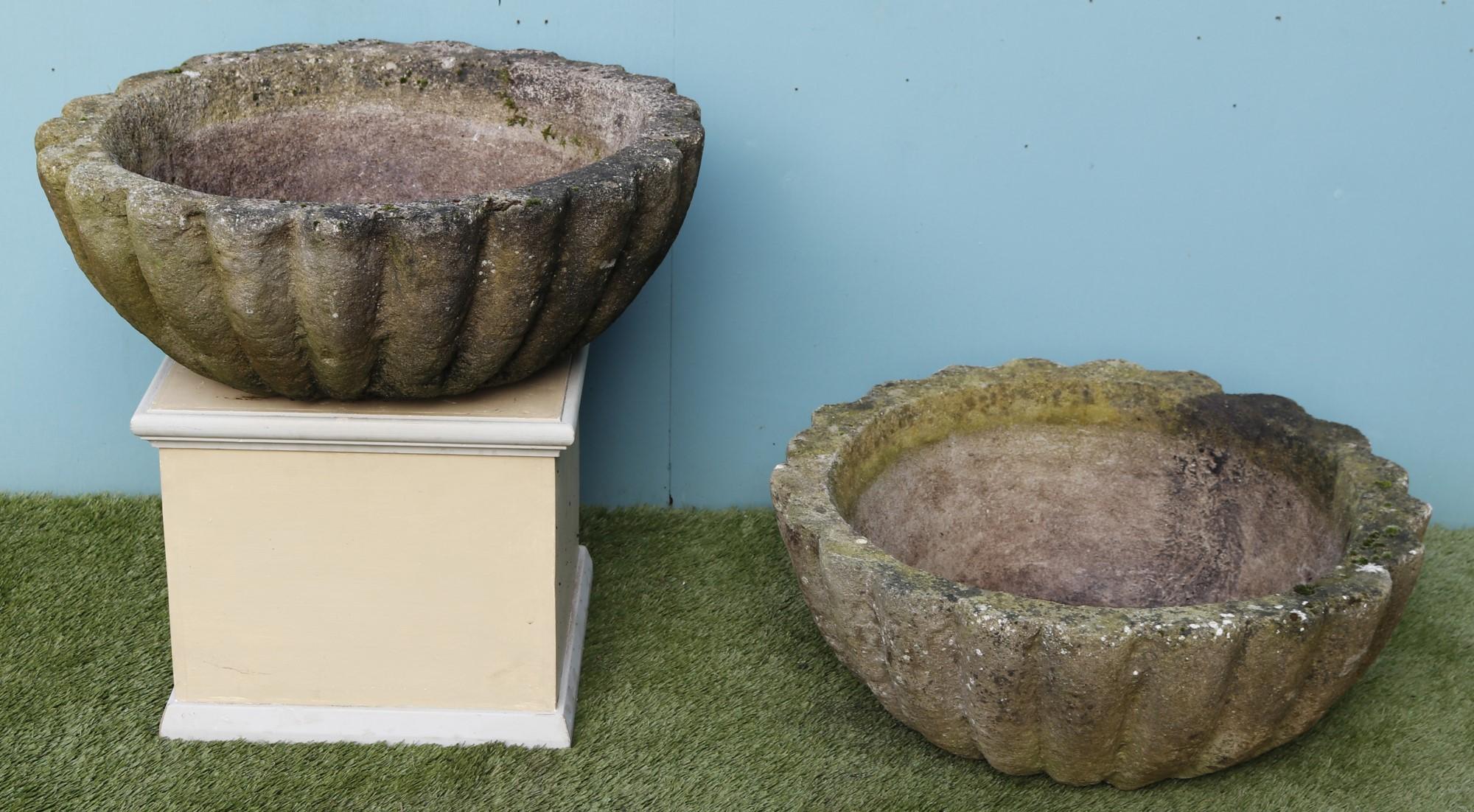 Paar wiederaufbereitete Stone-Pflanzgefäße im Zustand „Relativ gut“ im Angebot in Wormelow, Herefordshire