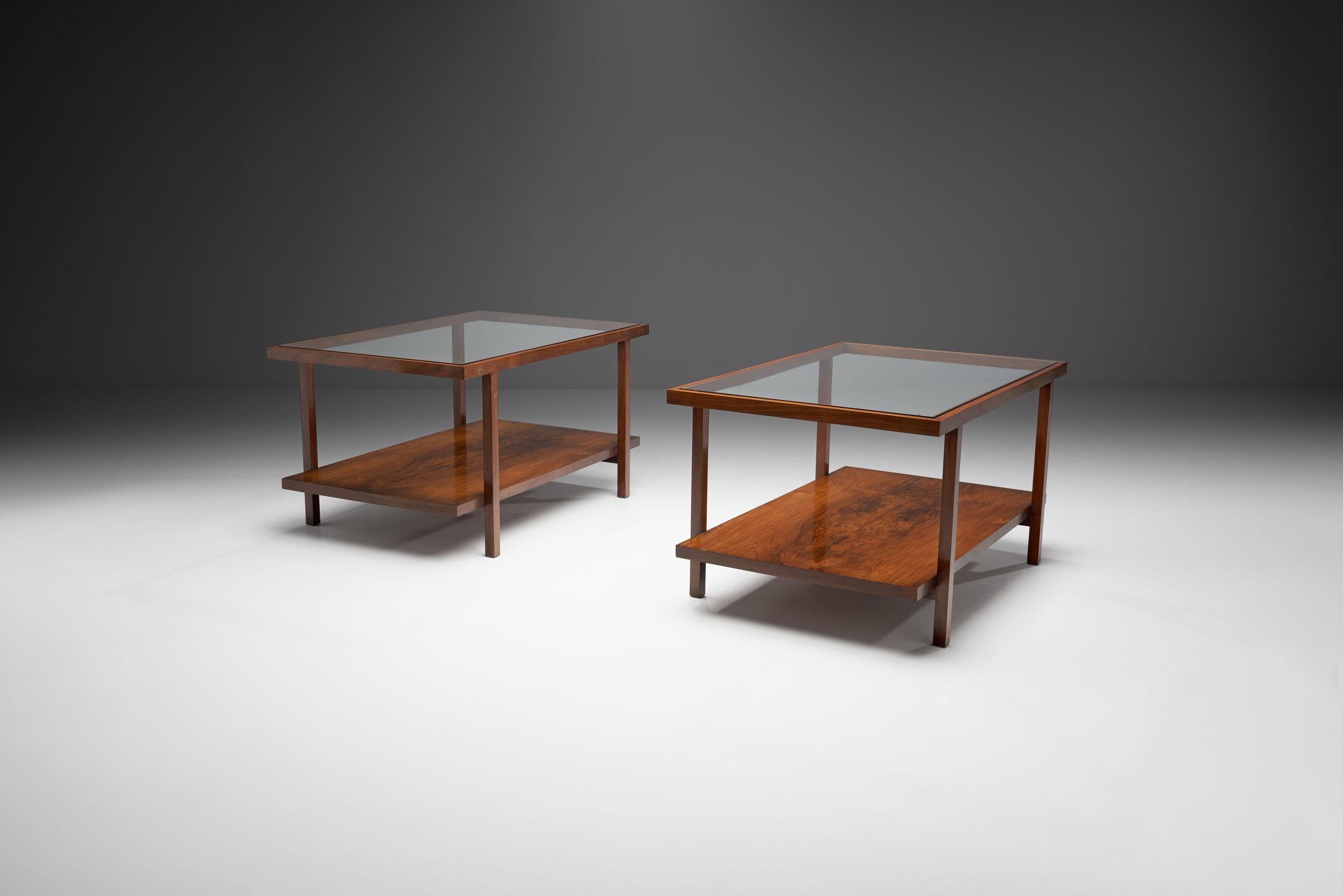 Conçues de manière rationnelle et géométrique, cette paire de tables basses Branco et Preto, fabriquées à la main, ont un aspect ouvert et élégant. 

Les deux tables sont fabriquées dans une combinaison de bois de caviuna massif et plaqué, avec un