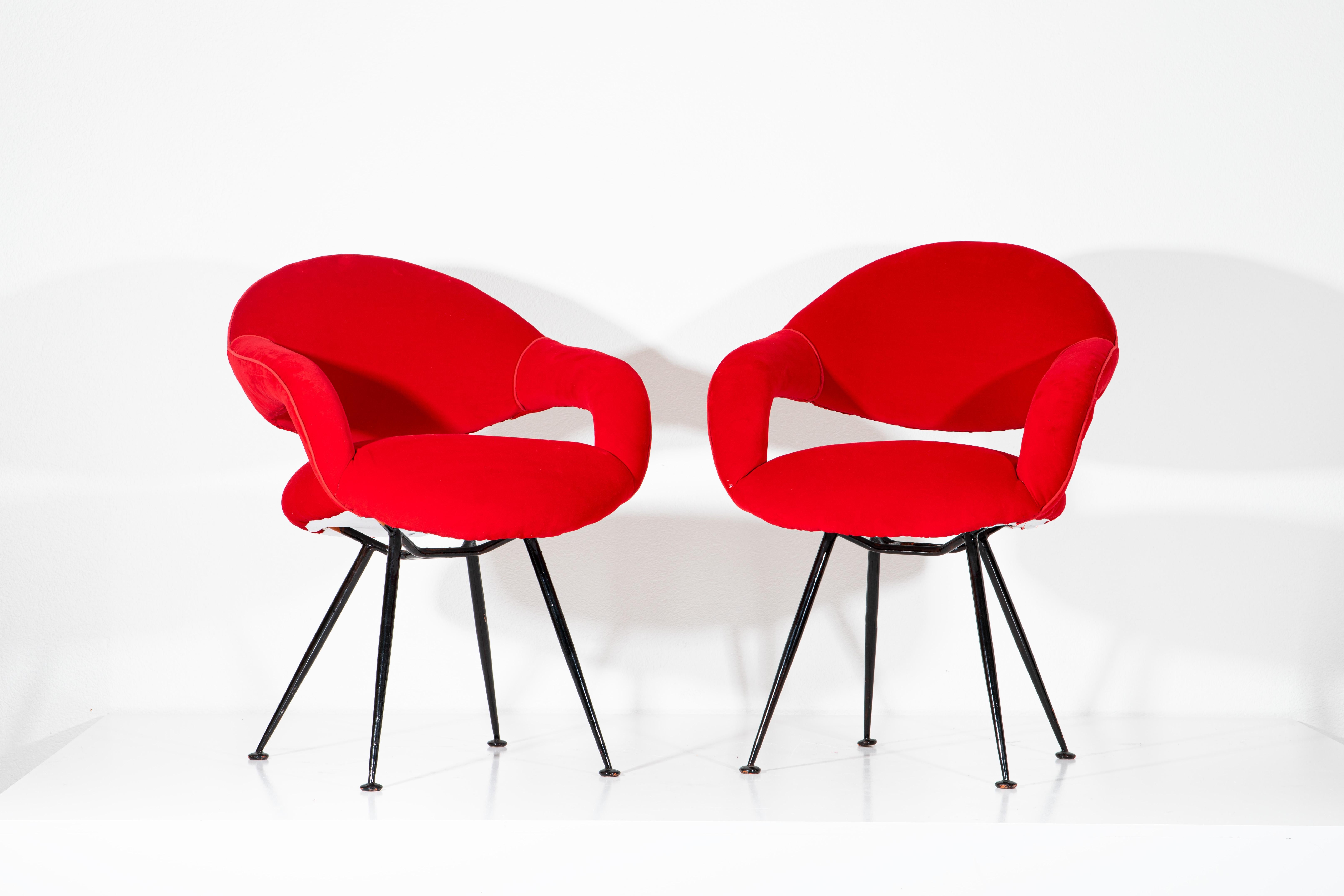 Milieu du XXe siècle Paire de fauteuils rouges conçus par Tito Agnoli en vente