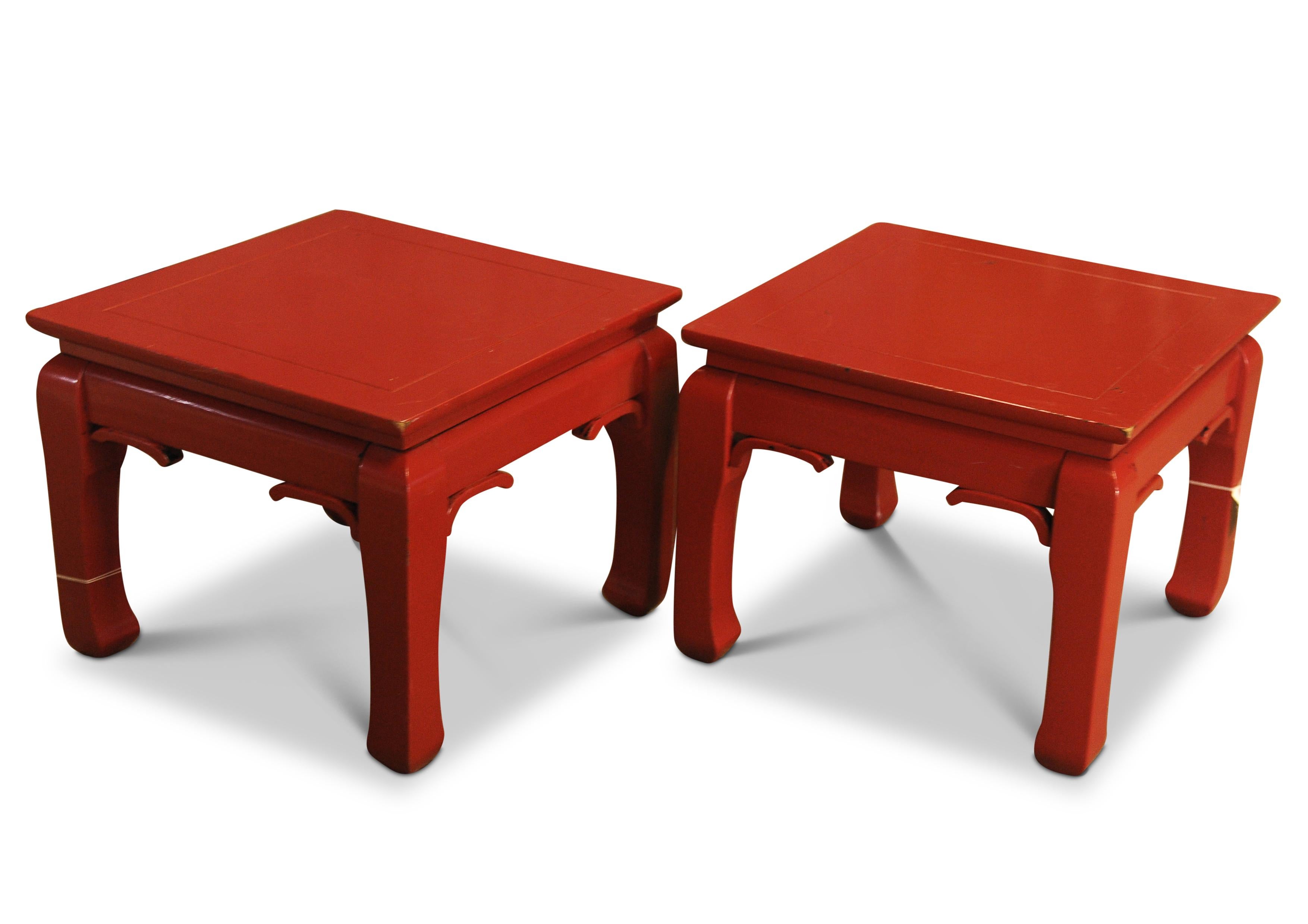 Una coppia di tavolini bassi quadrati in stile cinese laccati di rosso
 Messo all'asta da Christie's 2542 il 3 aprile 2012 (USA).
Tag di oscillazione alla gamba. 

