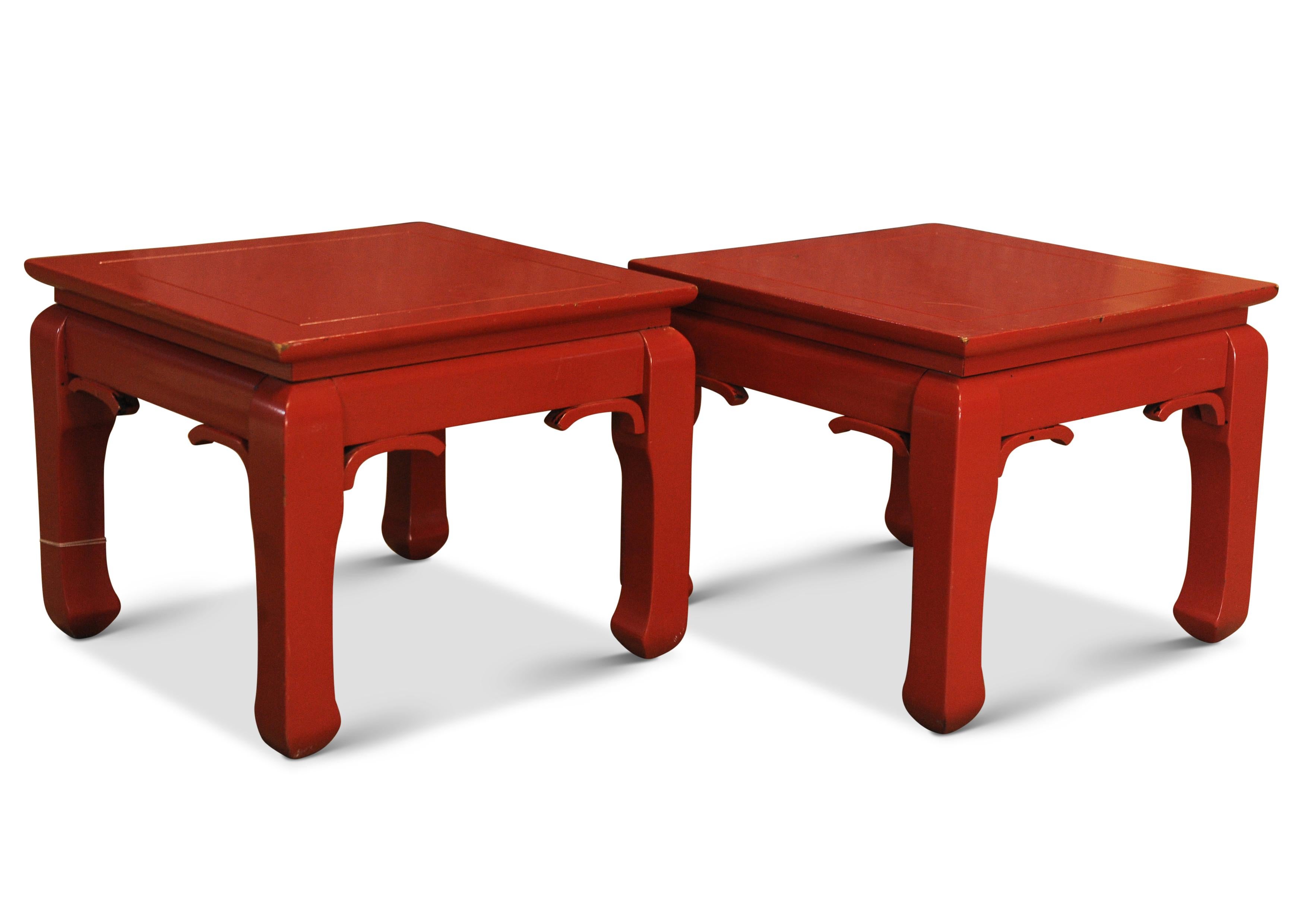 Cinese Coppia di tavolini bassi quadrati in stile cinese laccati di rosso Venduti da Christie's in vendita