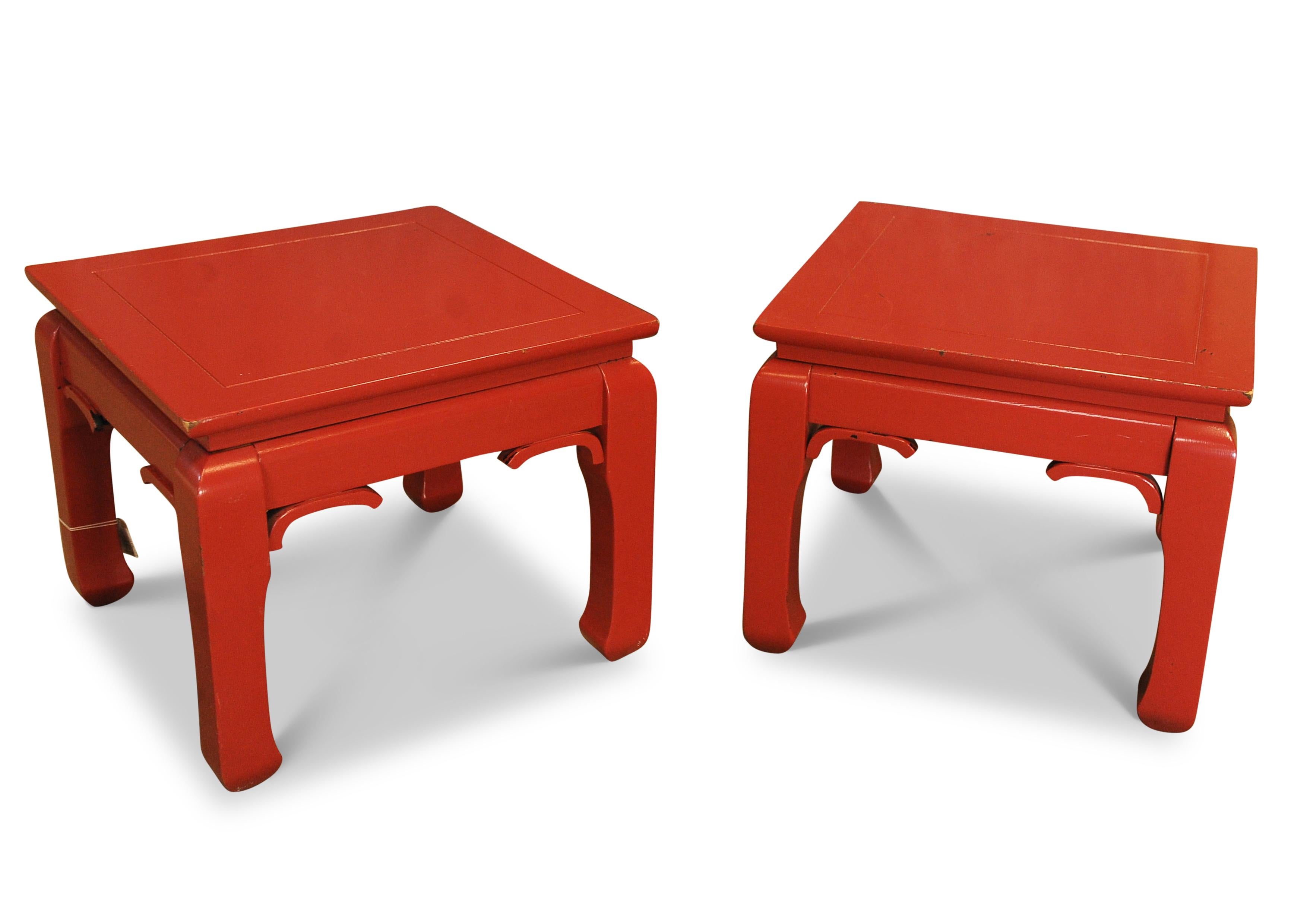 Coppia di tavolini bassi quadrati in stile cinese laccati di rosso Venduti da Christie's In condizioni buone in vendita a Reading, Berkshire