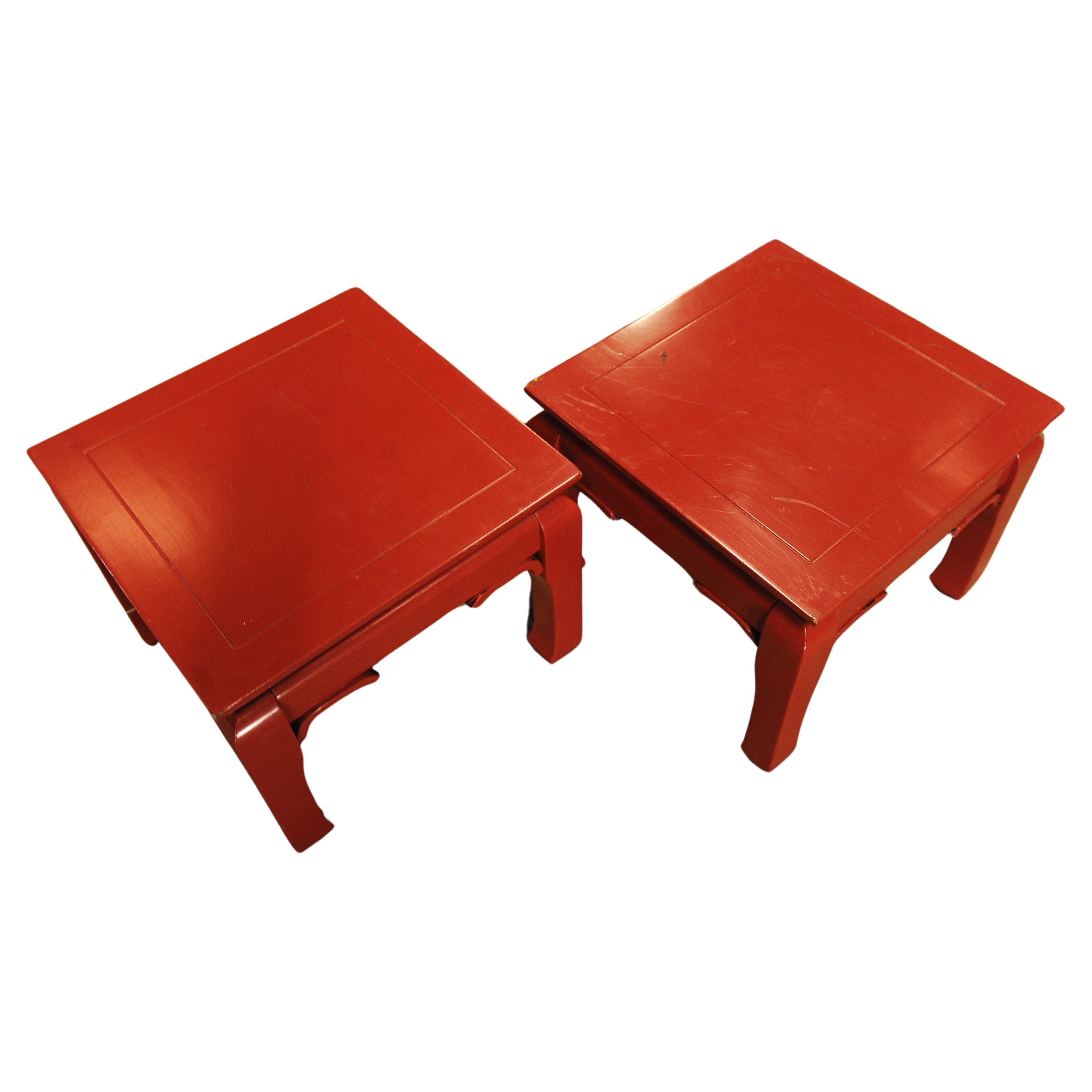 XX secolo Coppia di tavolini bassi quadrati in stile cinese laccati di rosso Venduti da Christie's in vendita