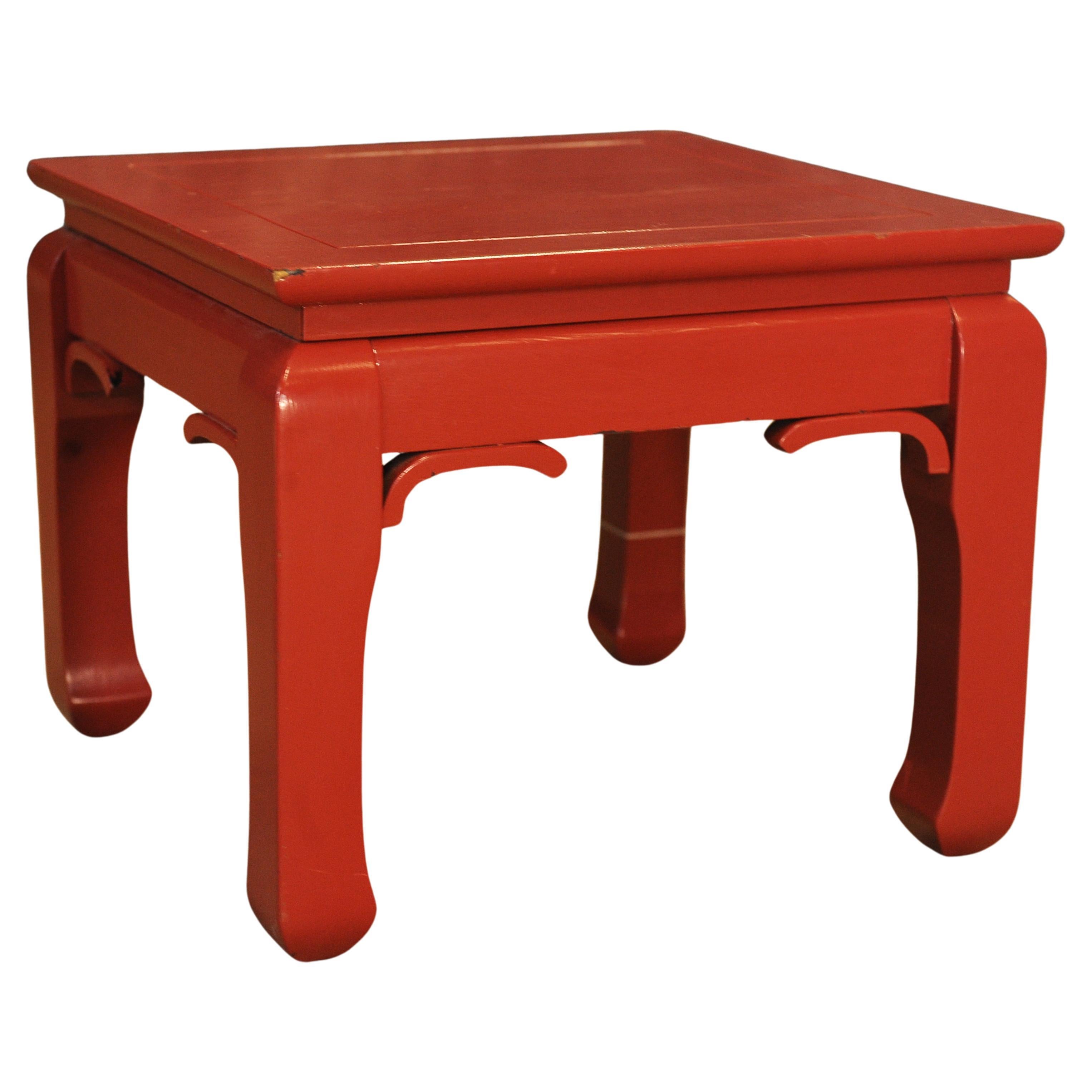 Coppia di tavolini bassi quadrati in stile cinese laccati di rosso Venduti da Christie's in vendita 1
