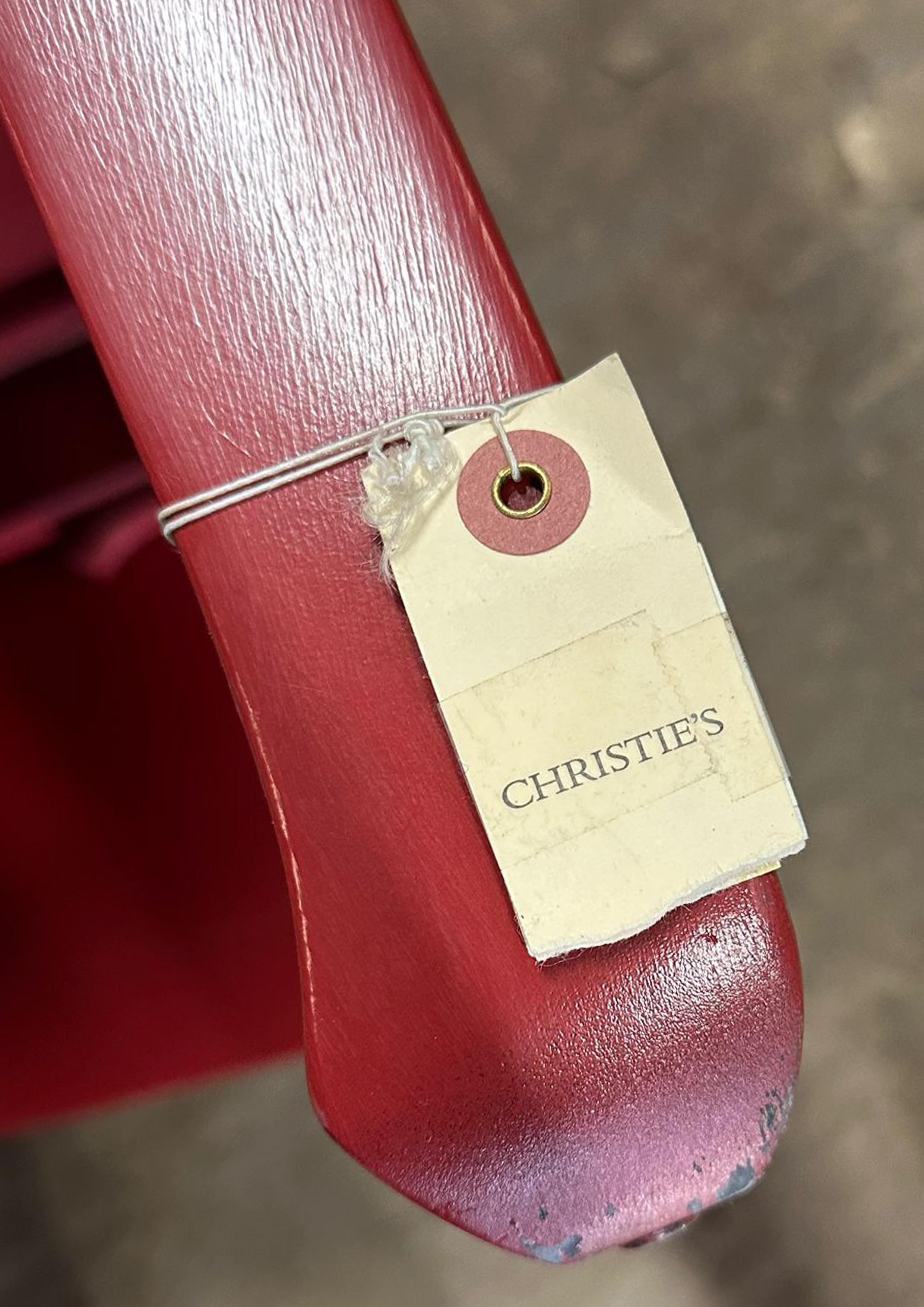 Coppia di tavolini bassi quadrati in stile cinese laccati di rosso Venduti da Christie's in vendita 2