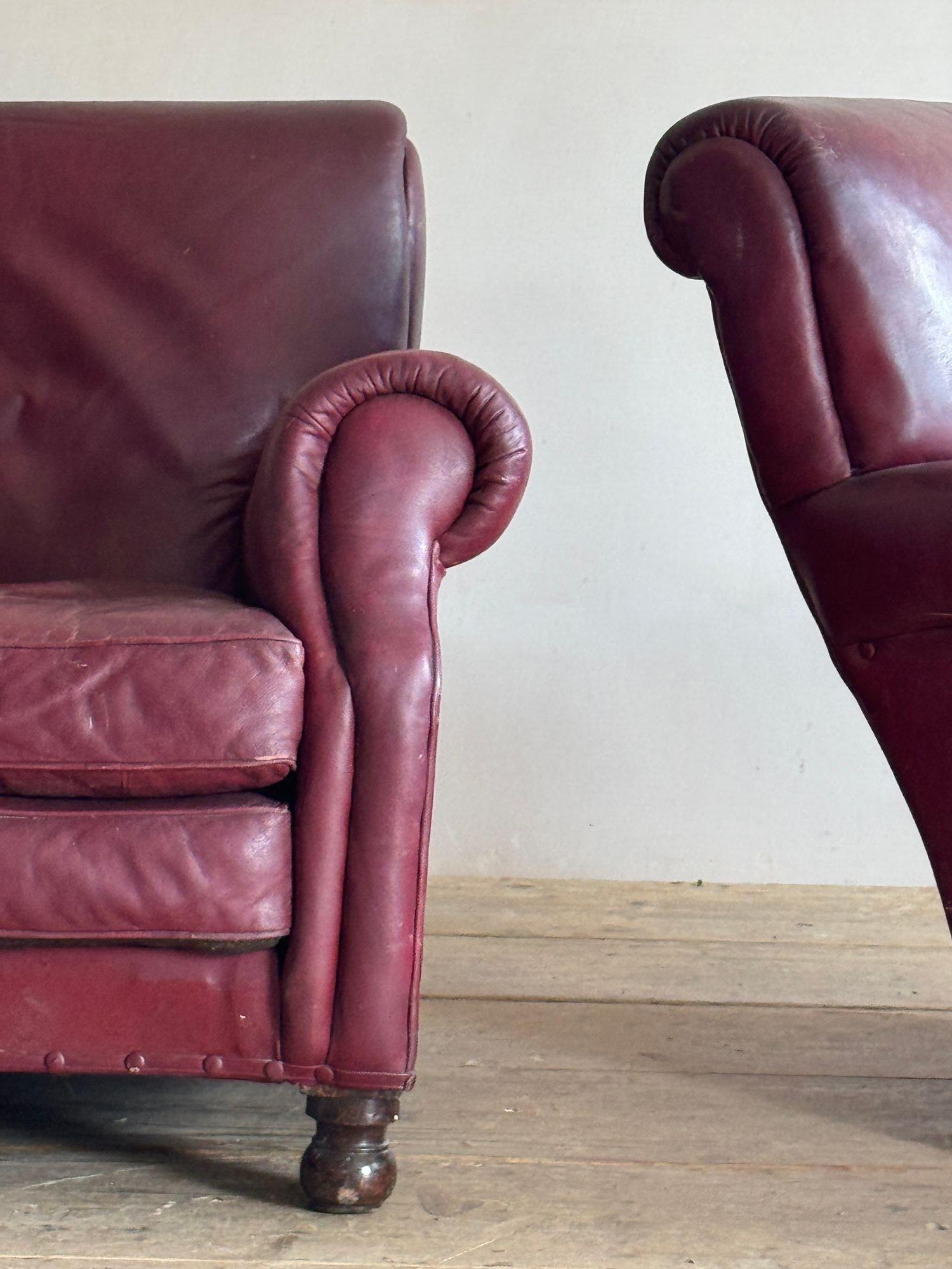 A pair of red leather club chairs In Fair Condition For Sale In Grange-Over-Sands, GB