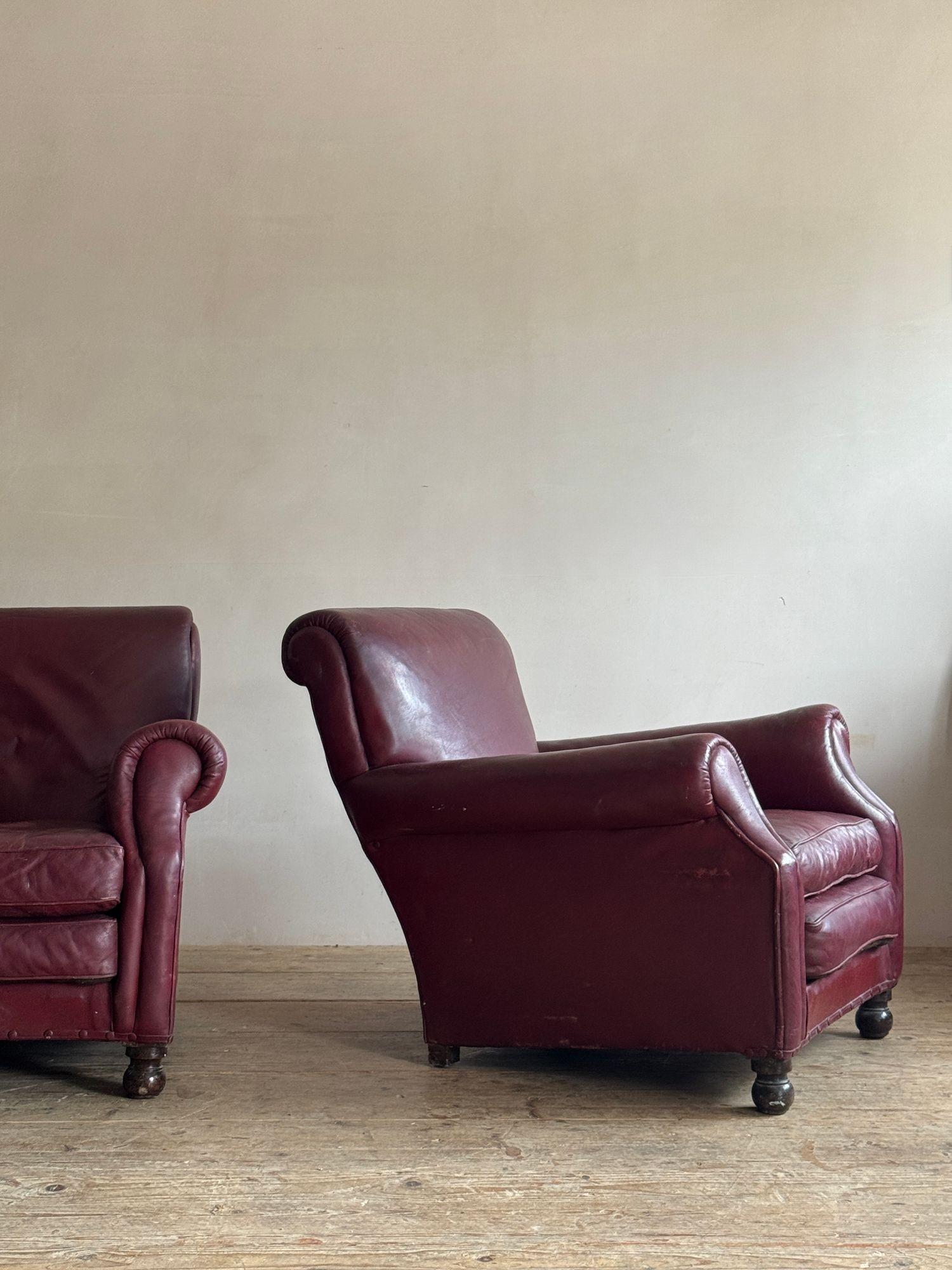 Early 20th Century A pair of red leather club chairs For Sale