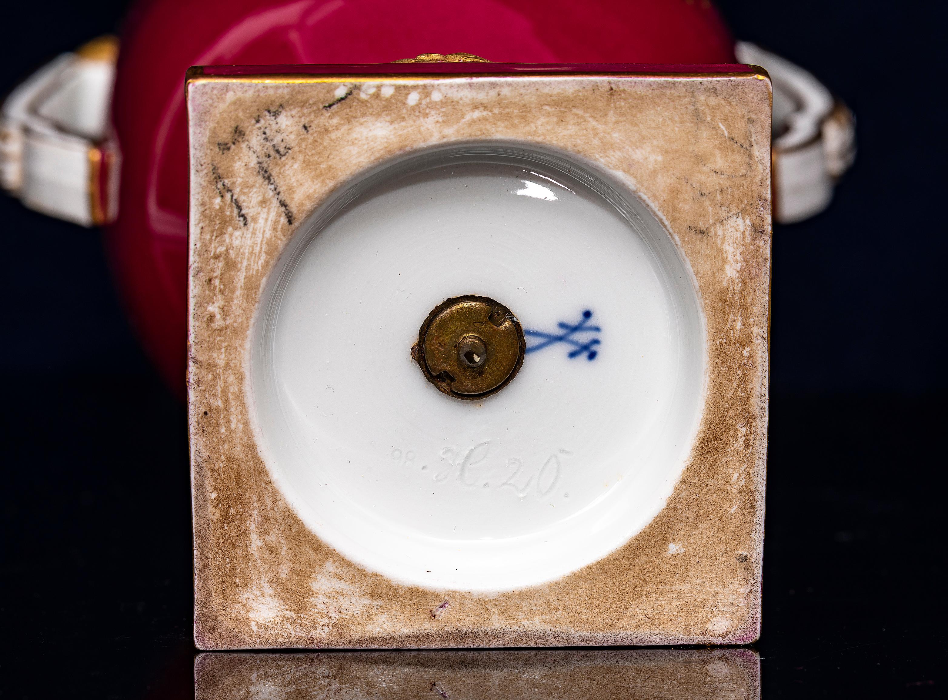 Ein Paar rote Meissen Porcelain Potpourri Vasen mit 4 mythologischen gemalten Szenen im Angebot 7