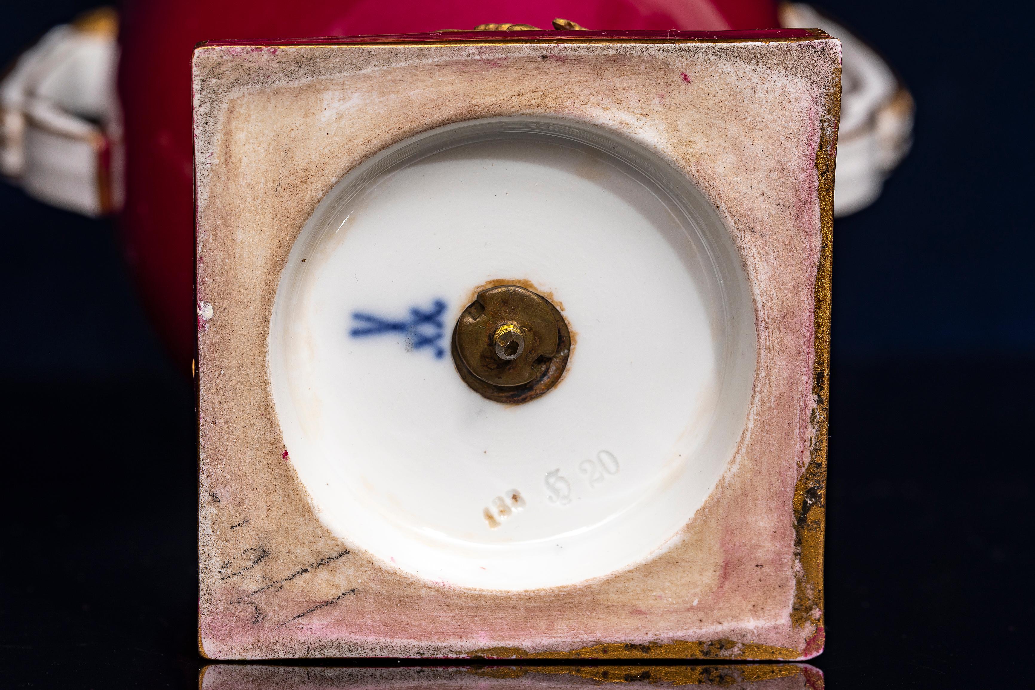 Ein Paar rote Meissen Porcelain Potpourri Vasen mit 4 mythologischen gemalten Szenen im Angebot 8