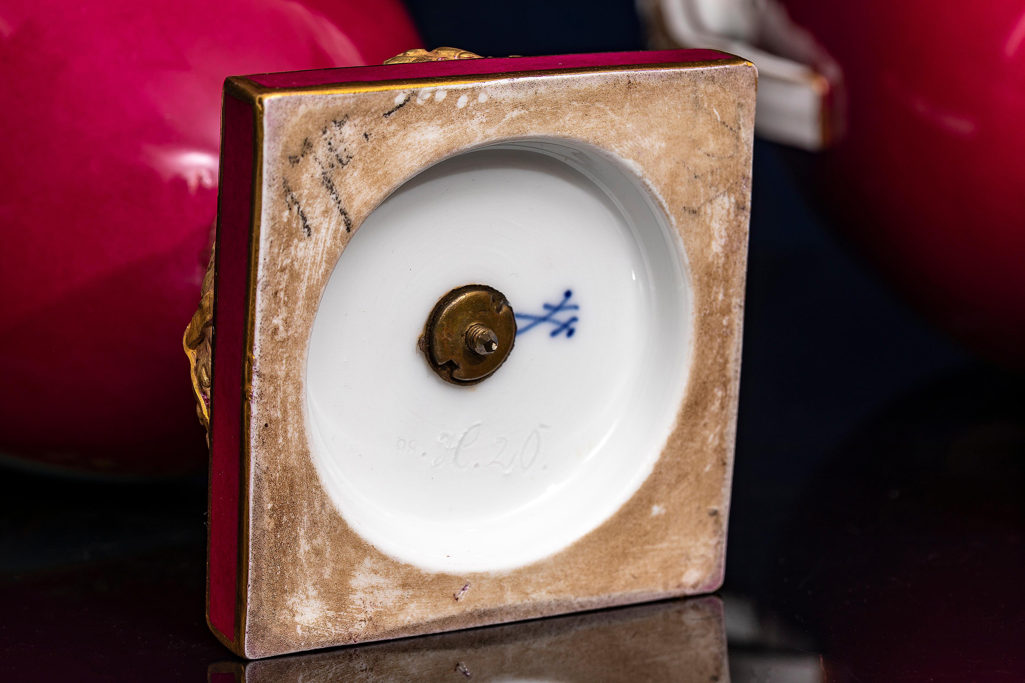 Ein Paar rote Meissen Porcelain Potpourri Vasen mit 4 mythologischen gemalten Szenen im Angebot 9