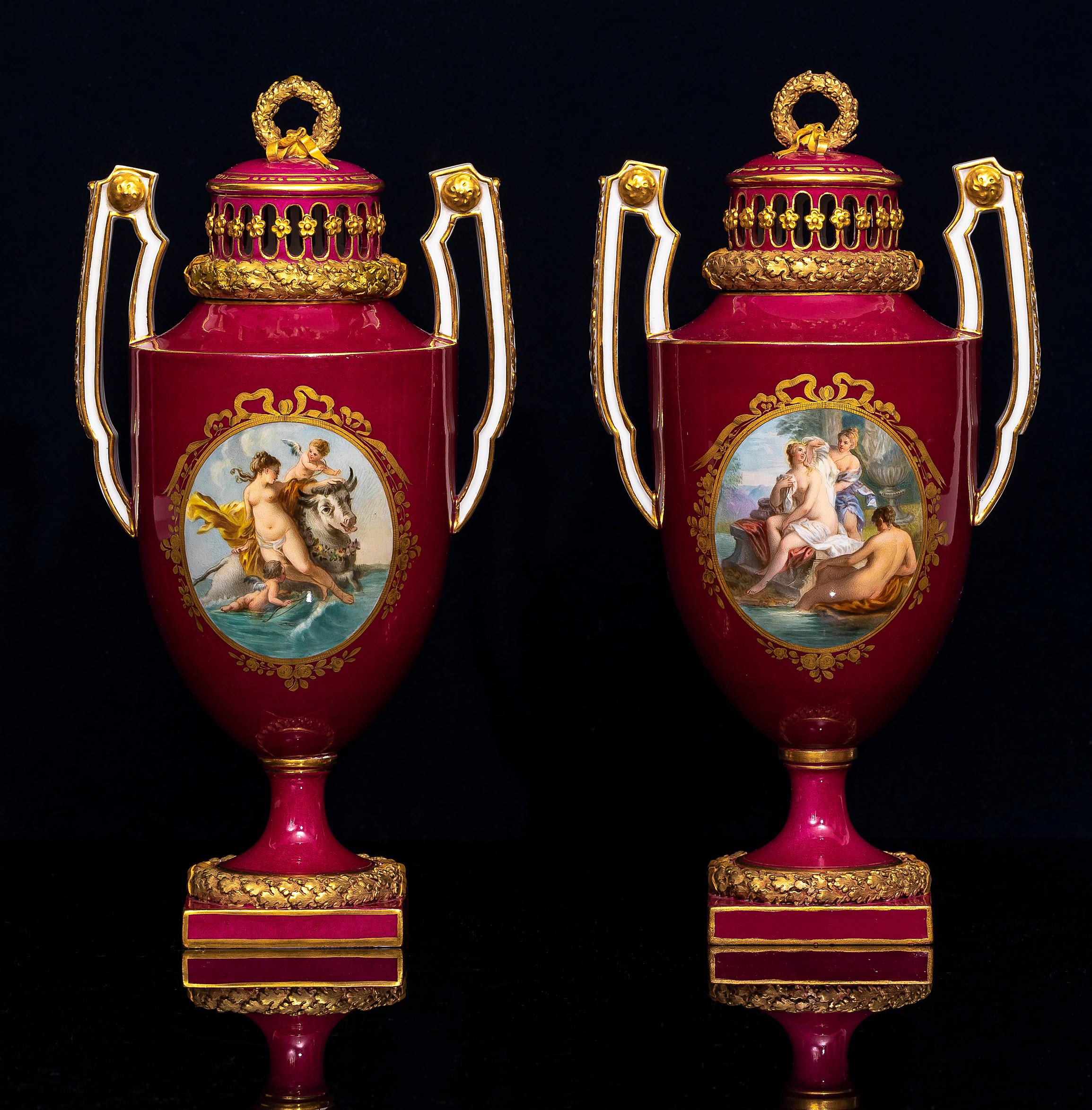 Ein seltenes und sehr begehrtes Paar roter Meissener Porzellanvasen mit zwei Griffen und vier handgemalten mythologischen Tafeln.  Beide Vasen sind auf der Unterseite mit den gekreuzten Meissener Schwertern in Unterglasurblau gekennzeichnet,