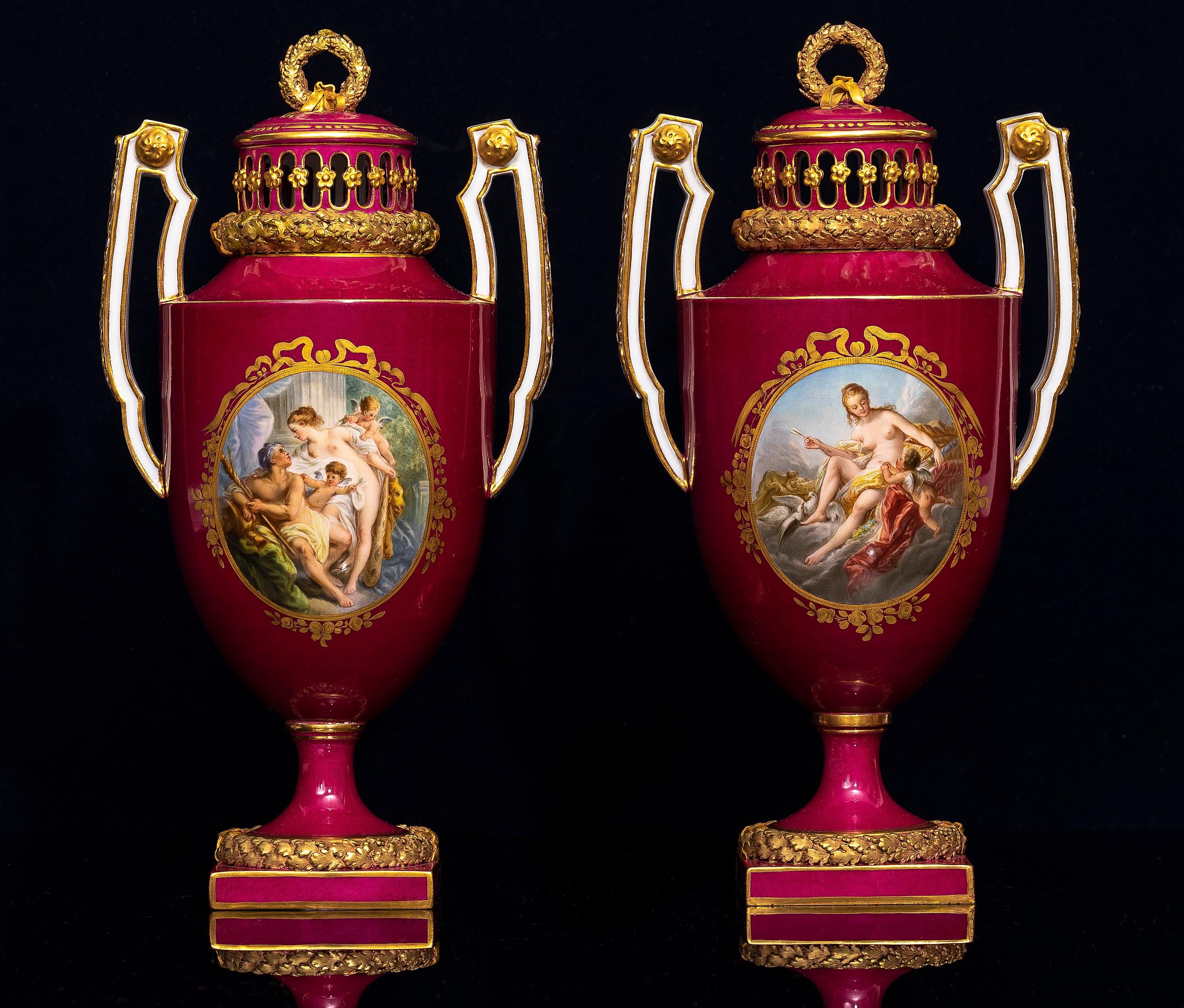 Ein Paar rote Meissen Porcelain Potpourri Vasen mit 4 mythologischen gemalten Szenen (Rokoko) im Angebot