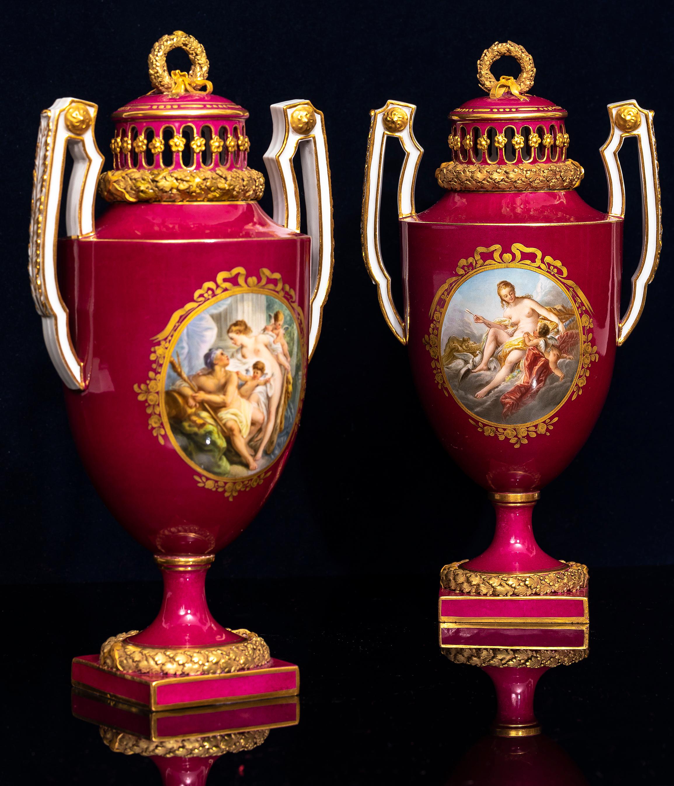 Ein Paar rote Meissen Porcelain Potpourri Vasen mit 4 mythologischen gemalten Szenen (Deutsch) im Angebot