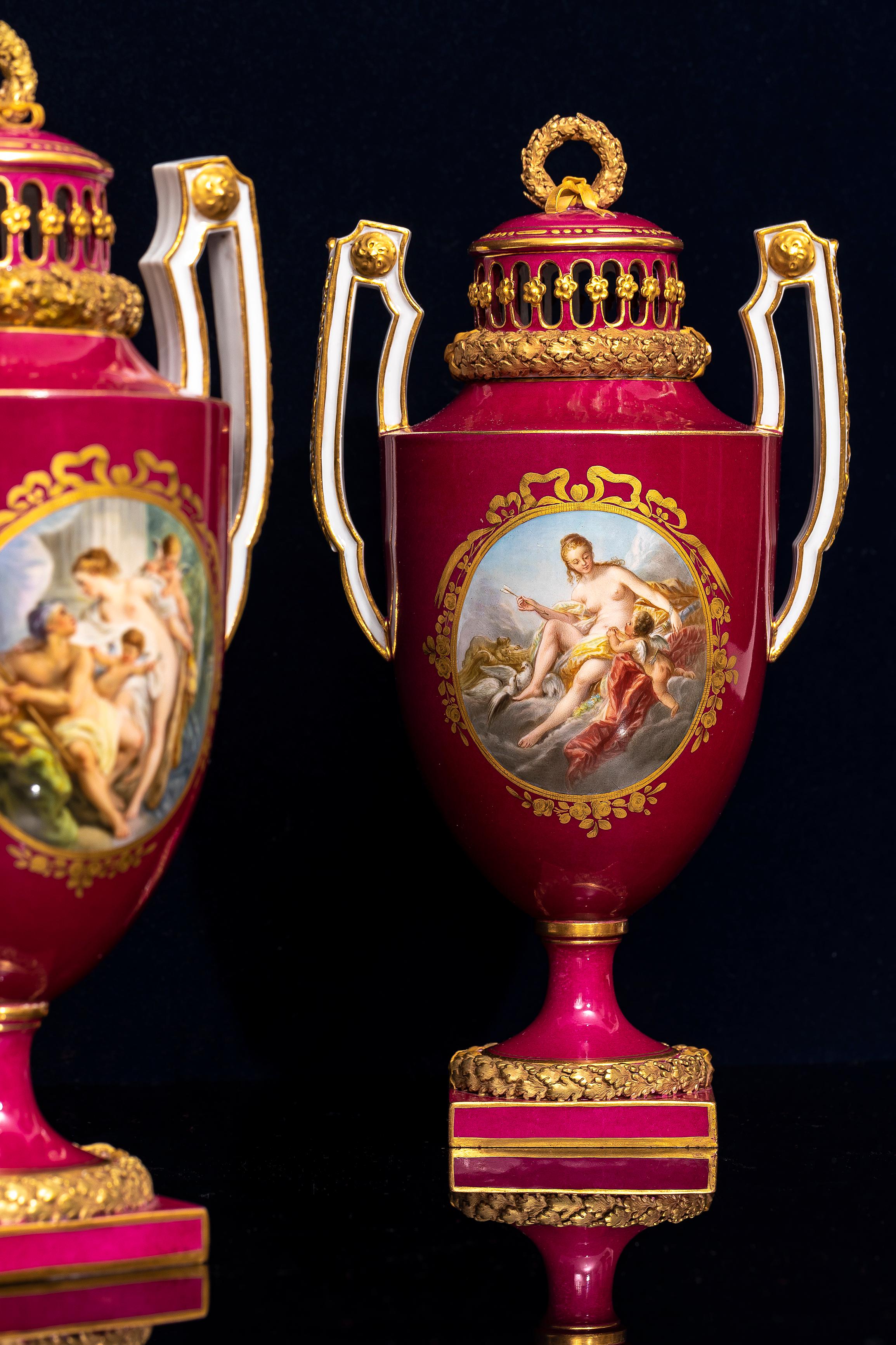 Ein Paar rote Meissen Porcelain Potpourri Vasen mit 4 mythologischen gemalten Szenen (Handgeschnitzt) im Angebot