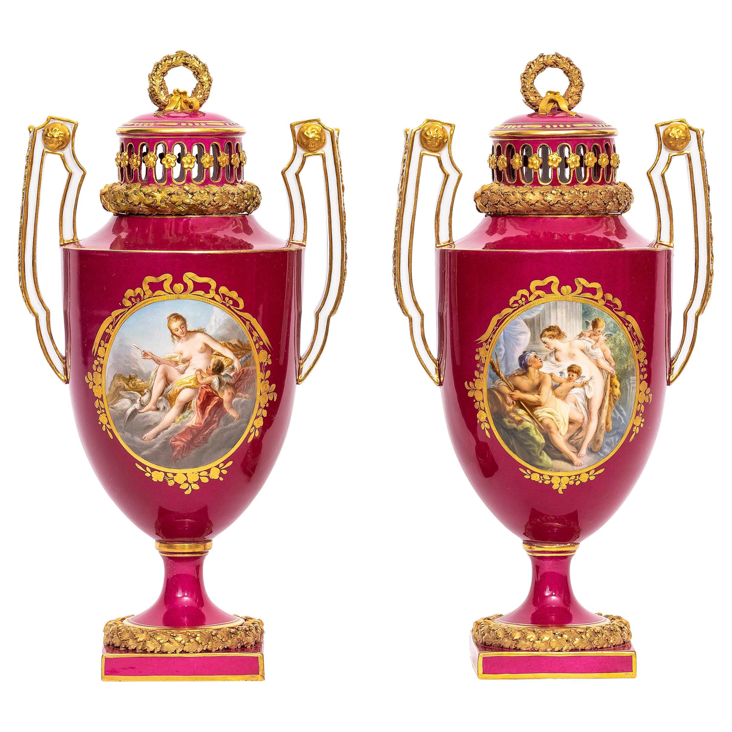 Ein Paar rote Meissen Porcelain Potpourri Vasen mit 4 mythologischen gemalten Szenen im Angebot