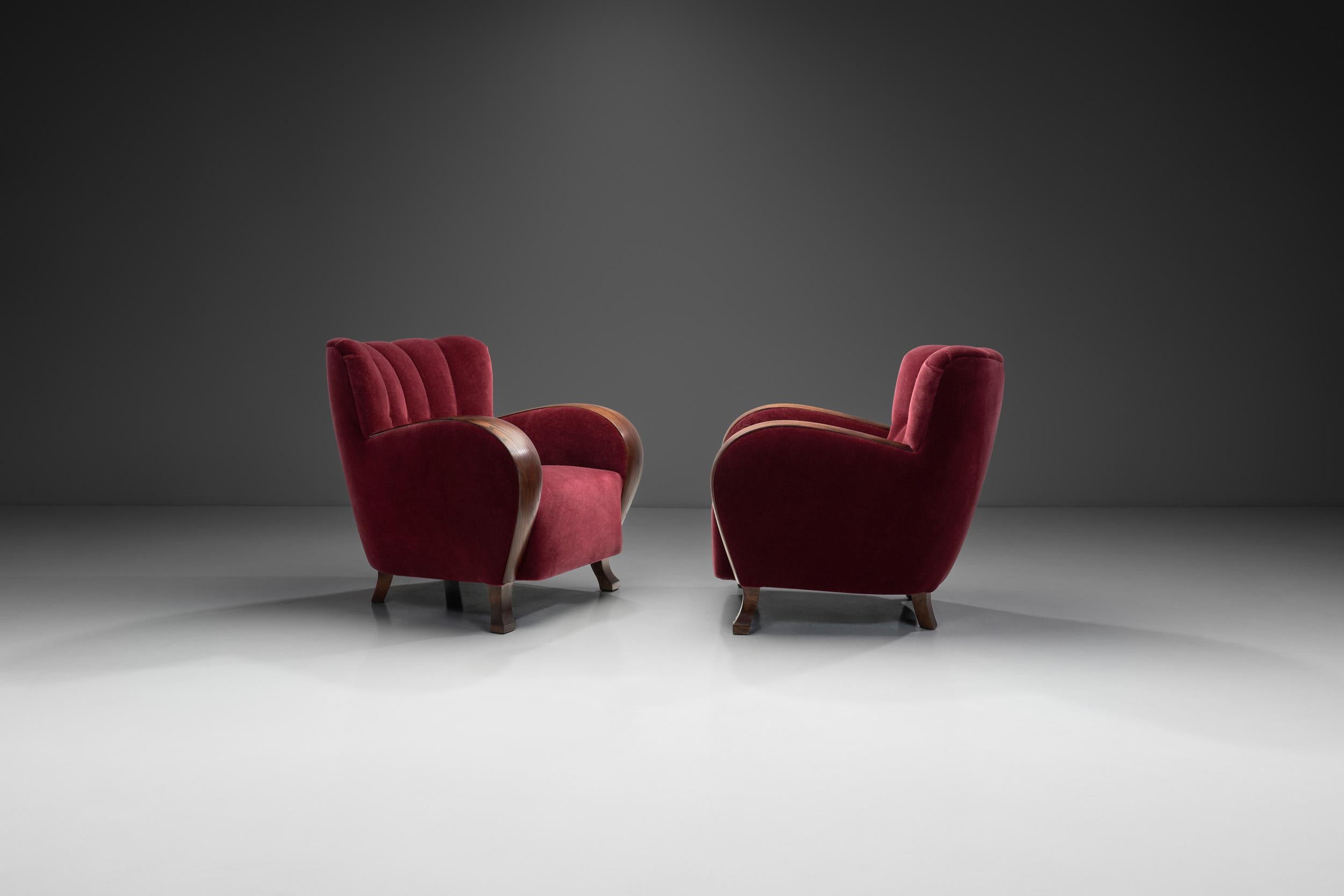 A Pair of Red Mohair Armchairs, Europe 1930s In Good Condition In Utrecht, NL