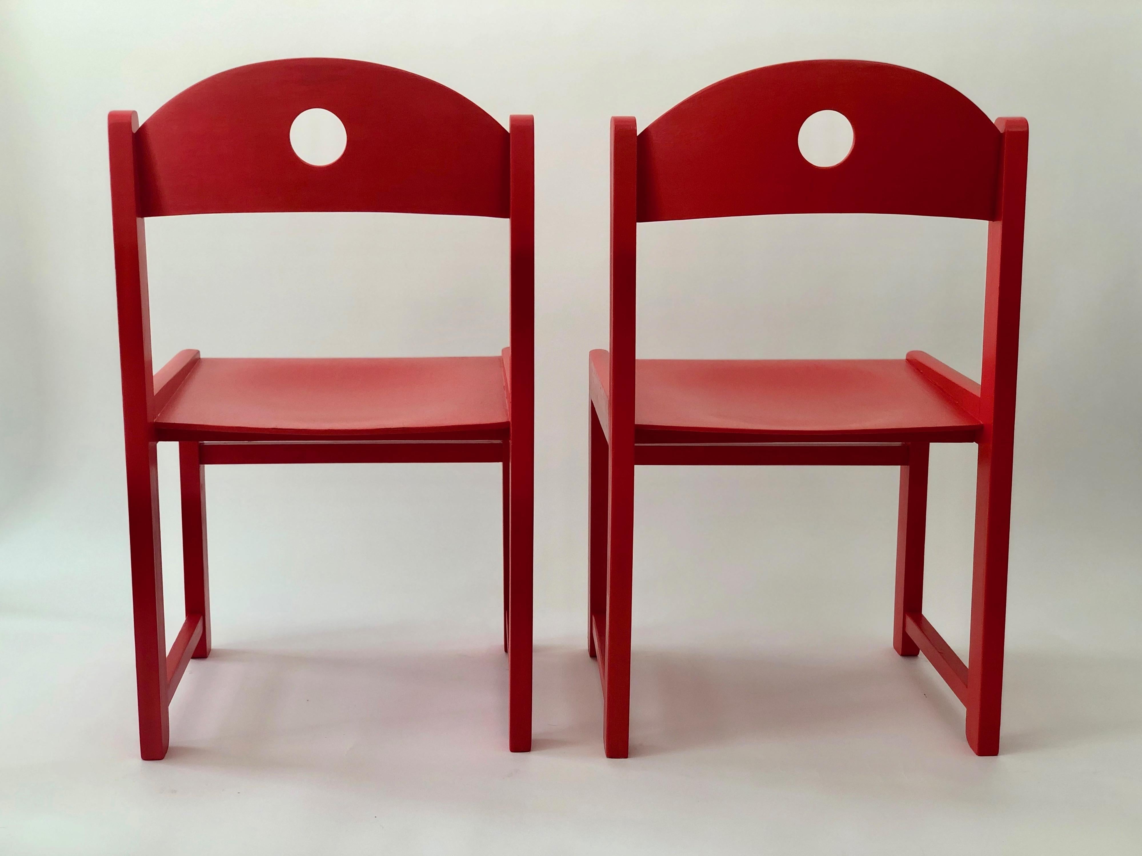 Paar rot lackierte Kinderstühle aus den 1970er Jahren (Moderne) im Angebot
