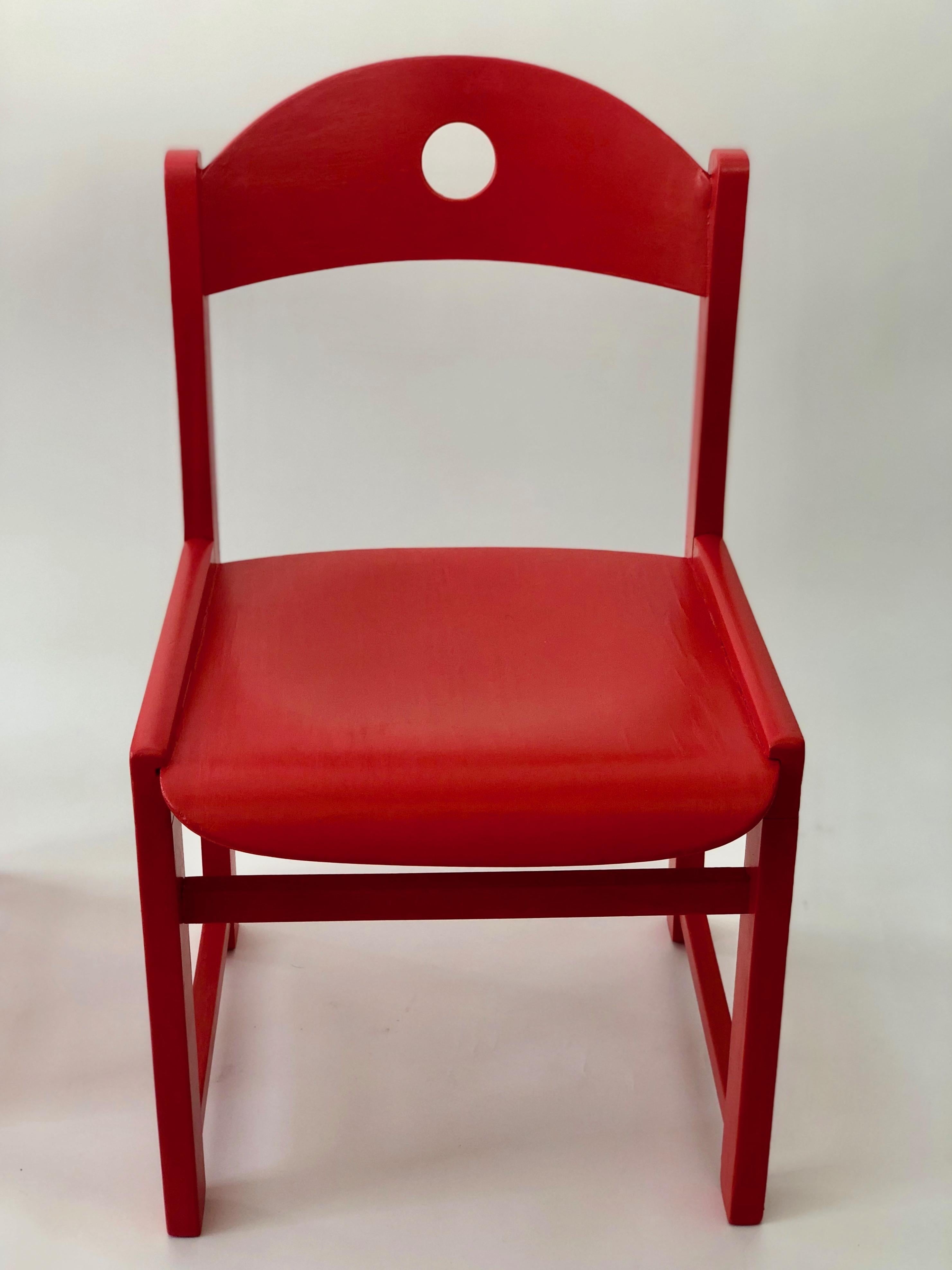 Paar rot lackierte Kinderstühle aus den 1970er Jahren (Ende des 20. Jahrhunderts) im Angebot