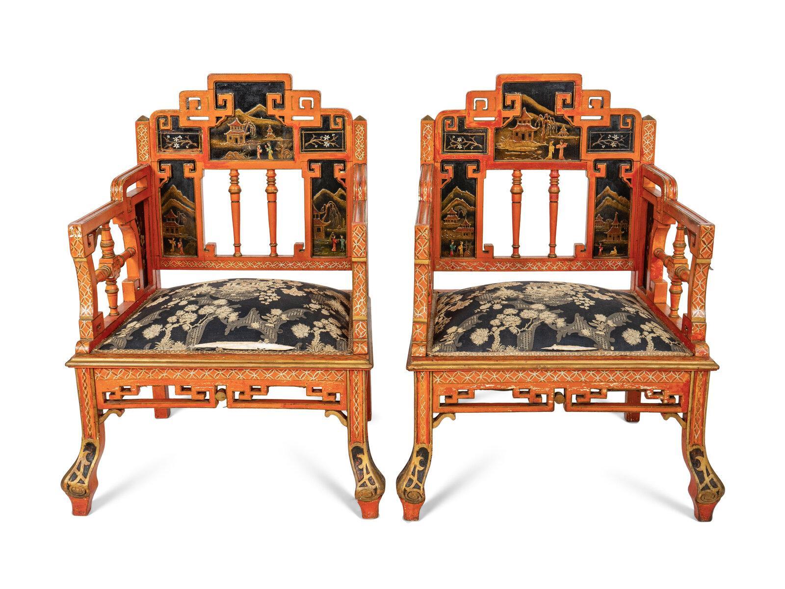 Cette paire enchanteresse de fauteuils de chinoiserie peints en rouge du début du XXe siècle témoigne d'un savoir-faire exceptionnel et de détails artistiques. Les panneaux peints à la main représentent des paysages idylliques, des pagodes et des