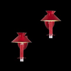 Una coppia di lampade da parete in talpa rossa