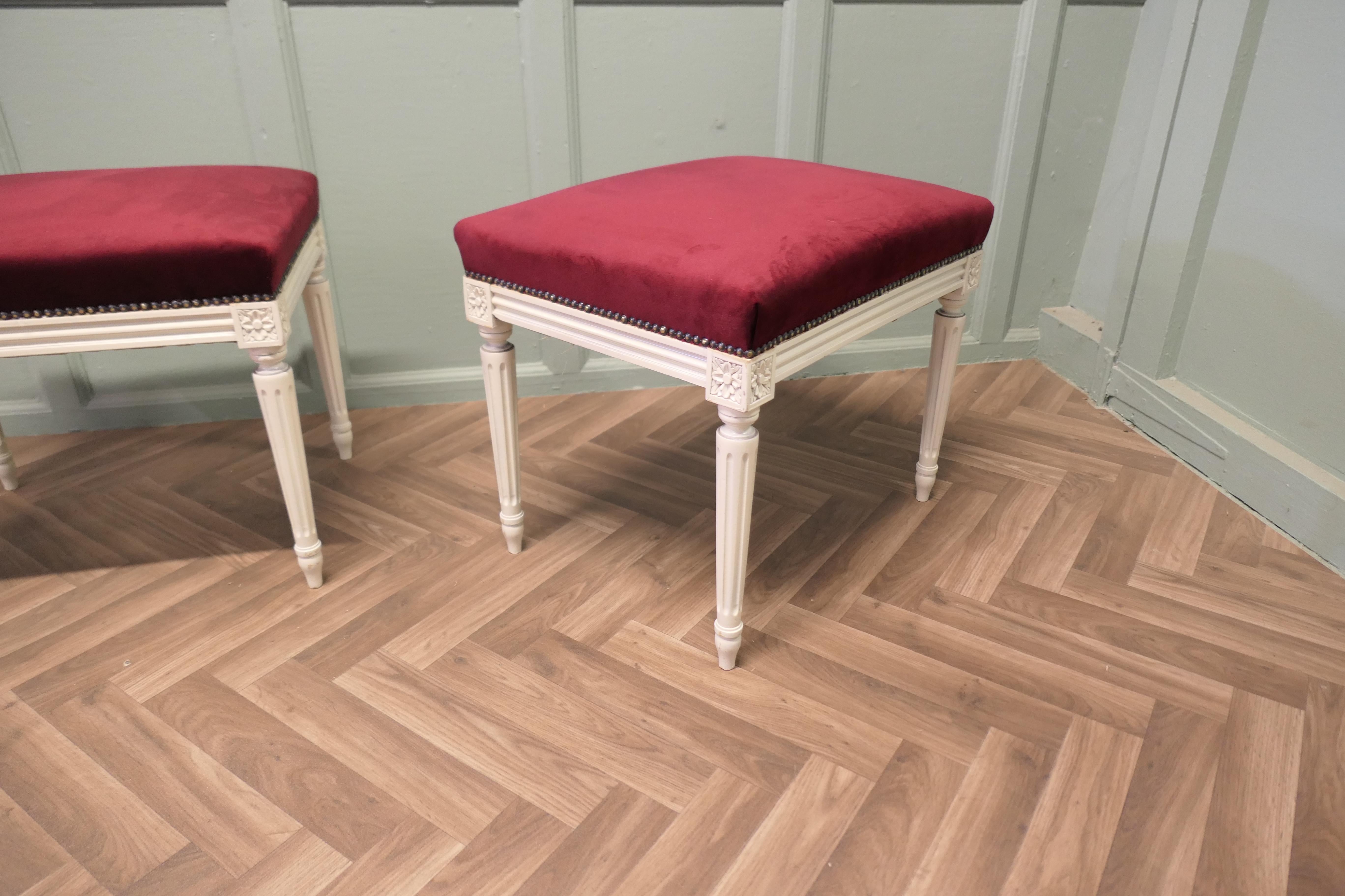 A Pair of Red Velvet Library or Window Stools  A Lovely pair In Good Condition For Sale In Godshill, Isle of Wight