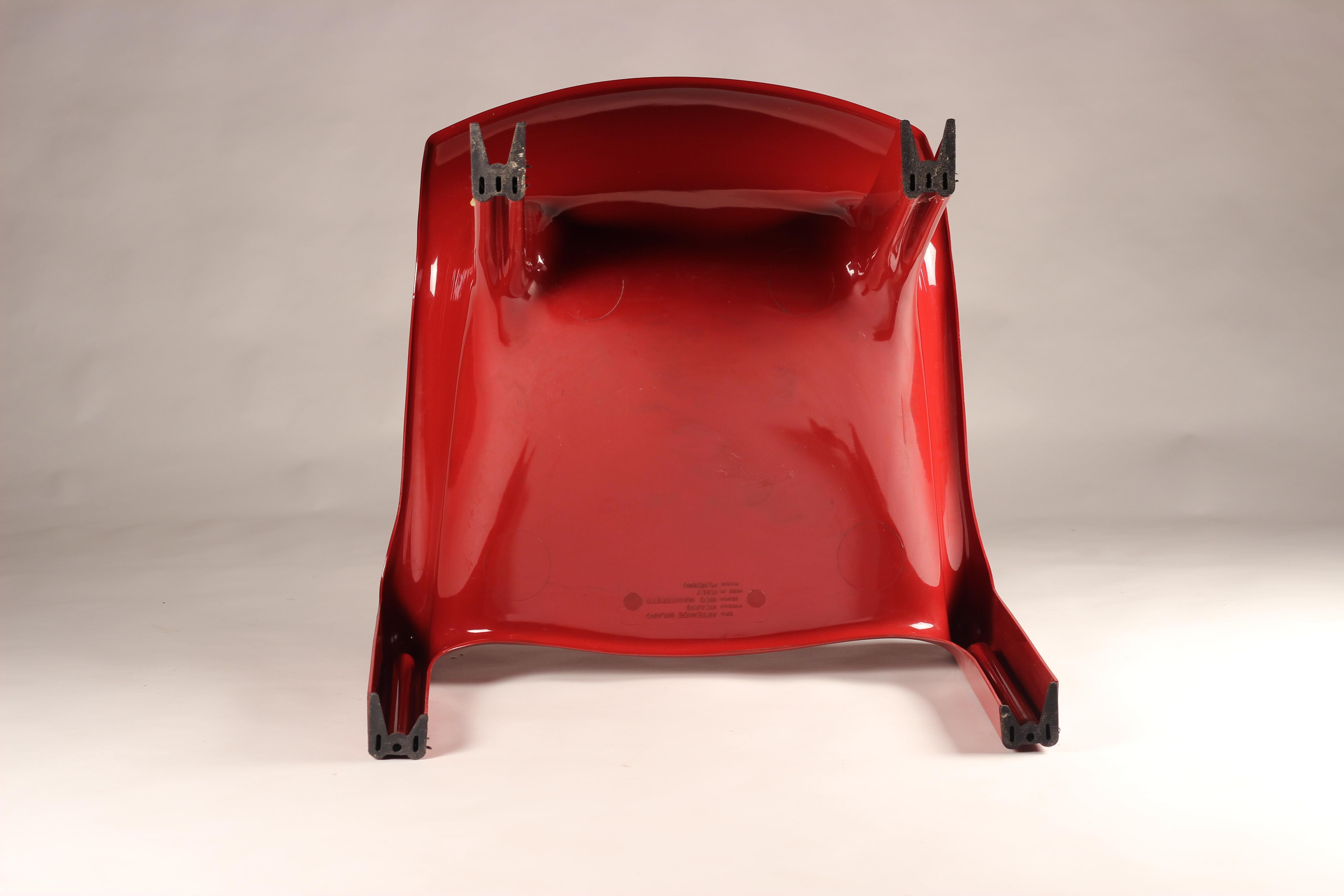 Paar rote Vicario-Loungesessel, Design von Vico Magistretti, hergestellt von Artemide 4