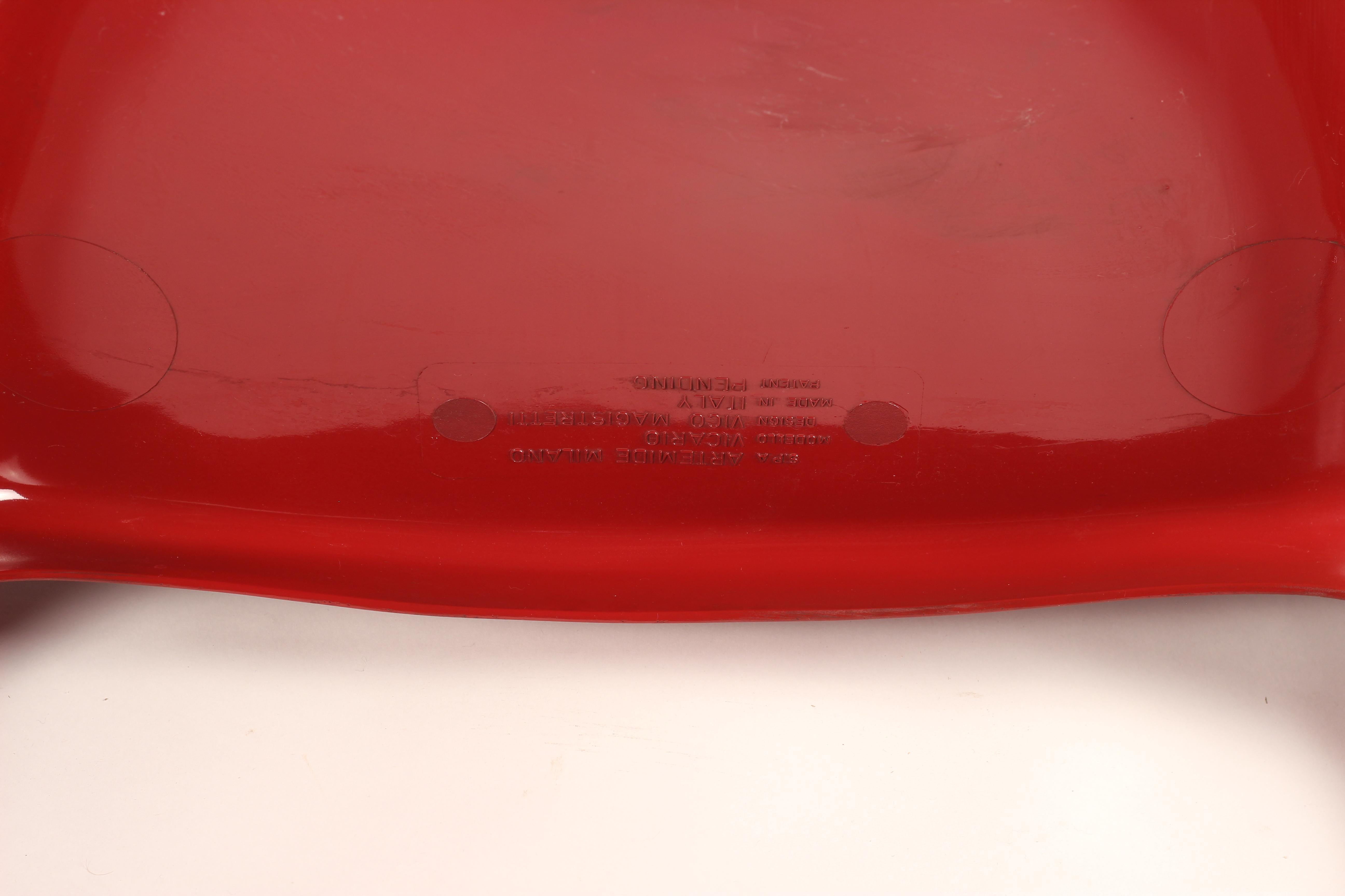 Paar rote Vicario-Loungesessel, Design von Vico Magistretti, hergestellt von Artemide 5
