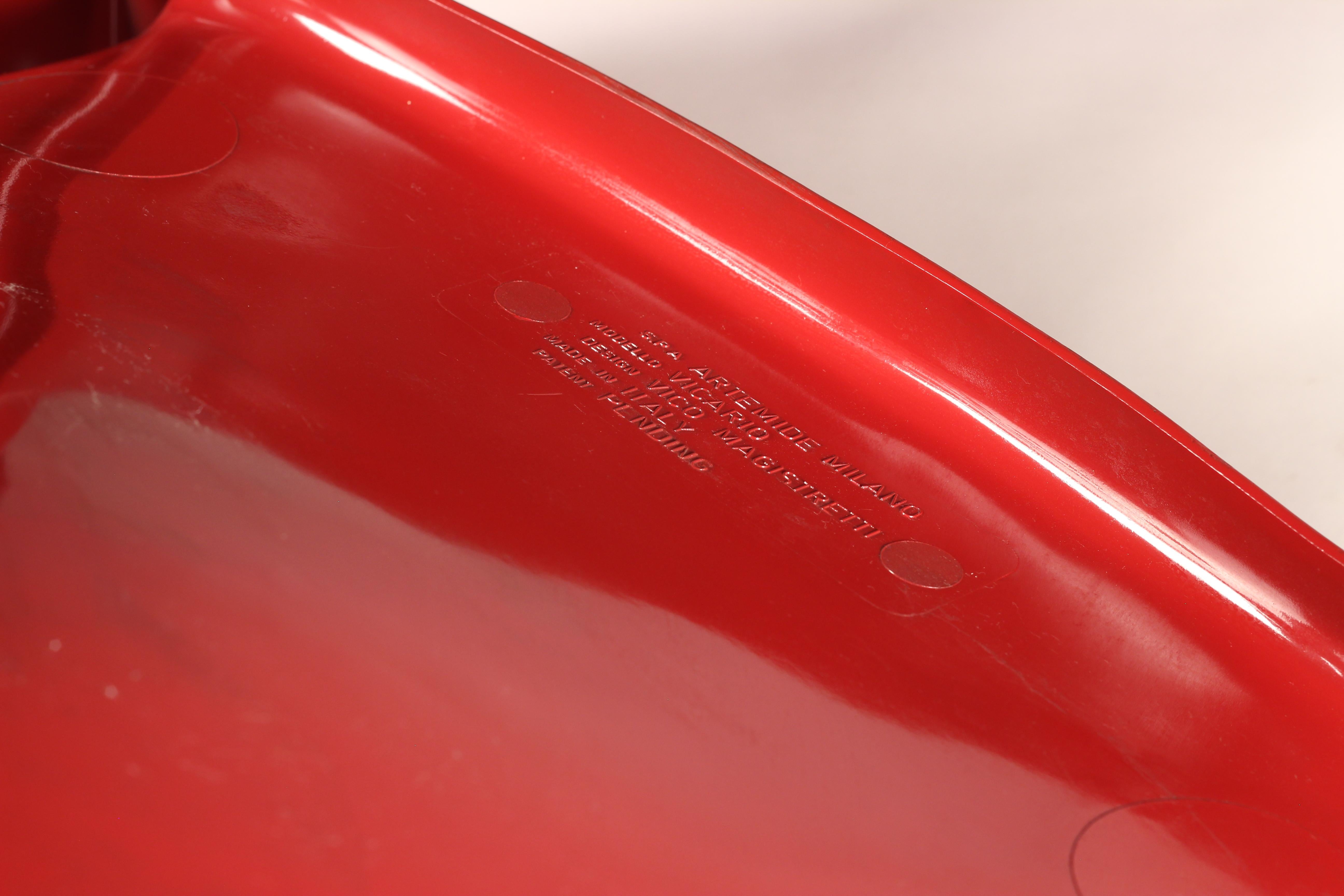Paar rote Vicario-Loungesessel, Design von Vico Magistretti, hergestellt von Artemide 6