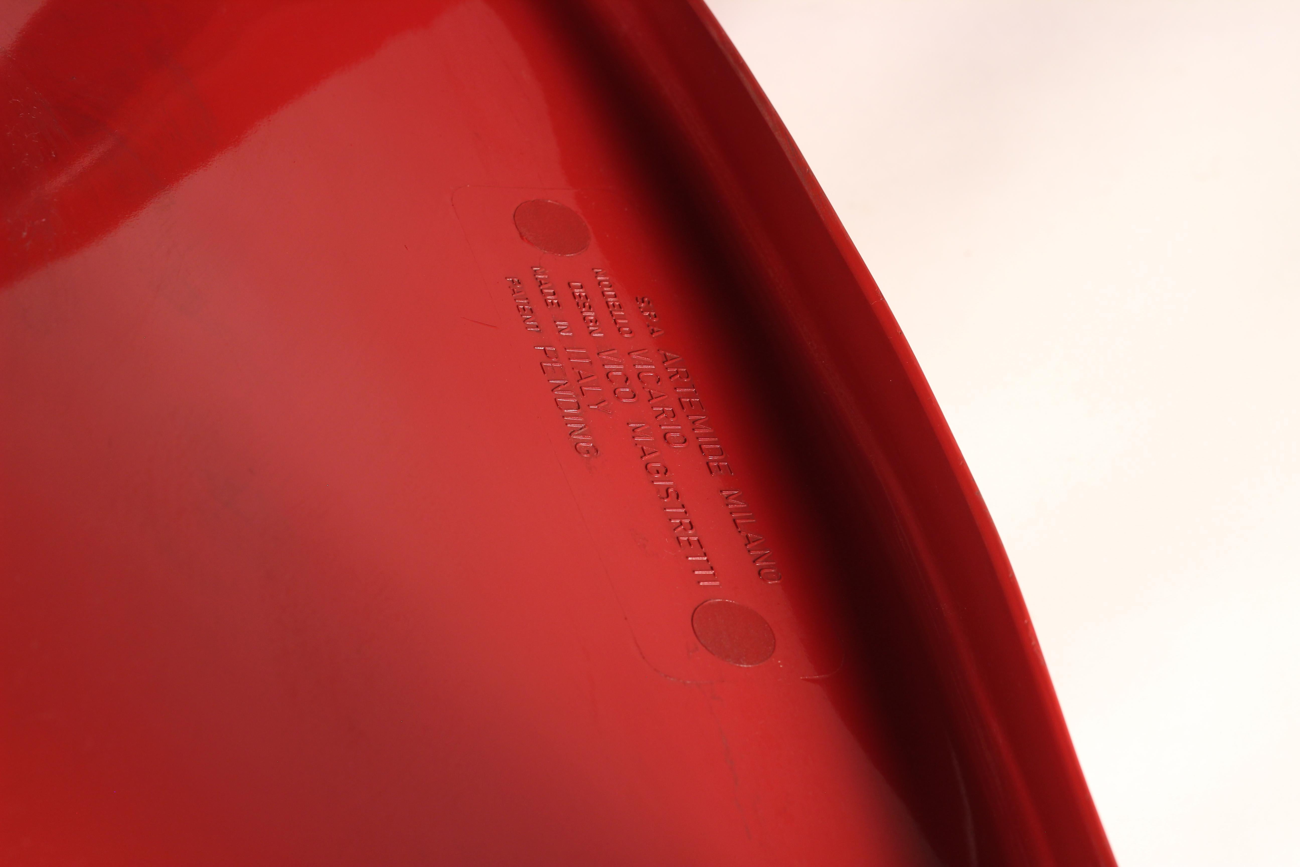 Paar rote Vicario-Loungesessel, Design von Vico Magistretti, hergestellt von Artemide 8