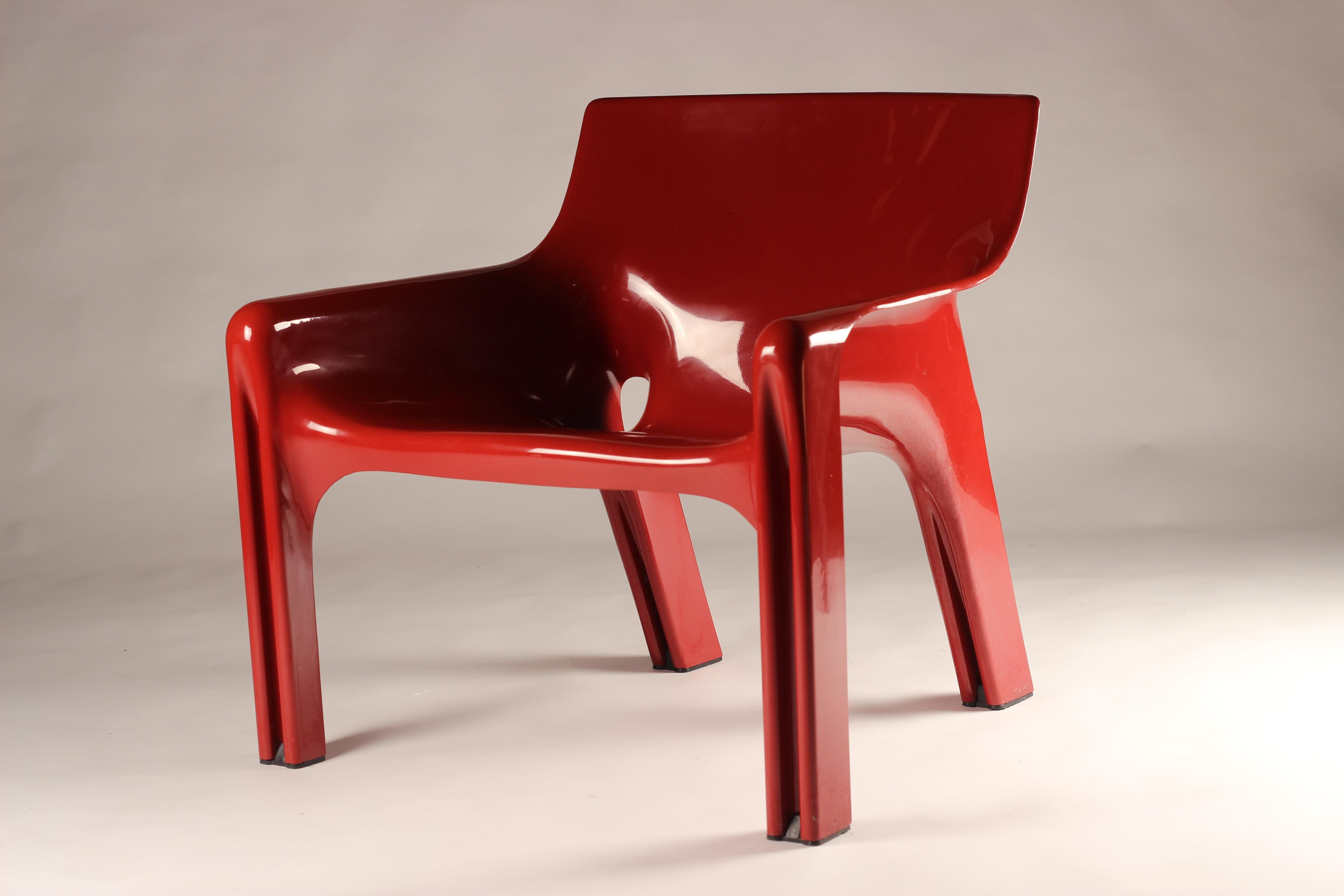 Paar rote Vicario-Loungesessel, Design von Vico Magistretti, hergestellt von Artemide (Postmoderne)