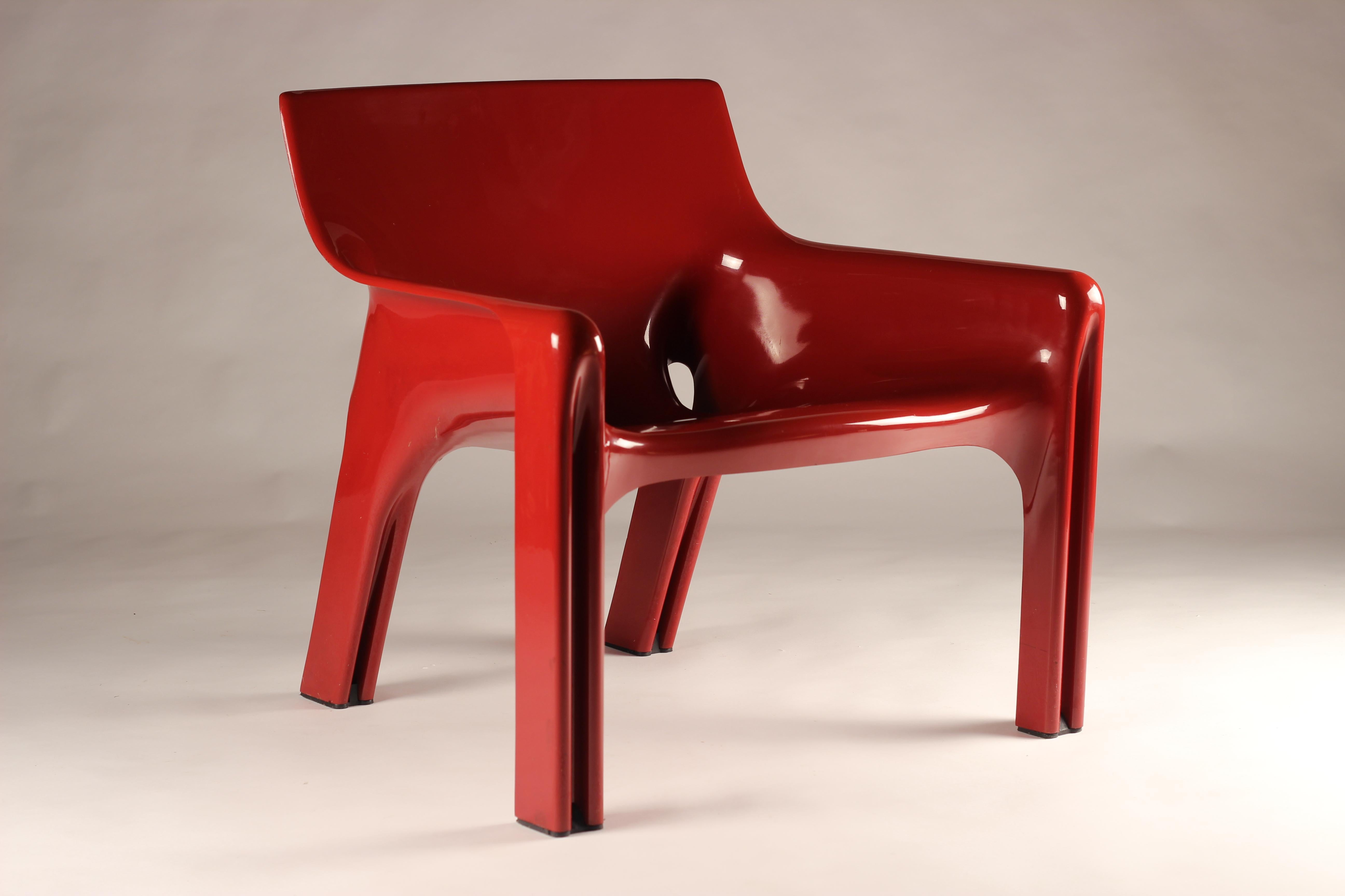 Paar rote Vicario-Loungesessel, Design von Vico Magistretti, hergestellt von Artemide (Geformt)