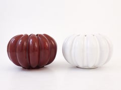 Paar rote und weiße Keilvasen aus Keramik Upsala Ekeby Anna-Lisa Thomson, Schweden